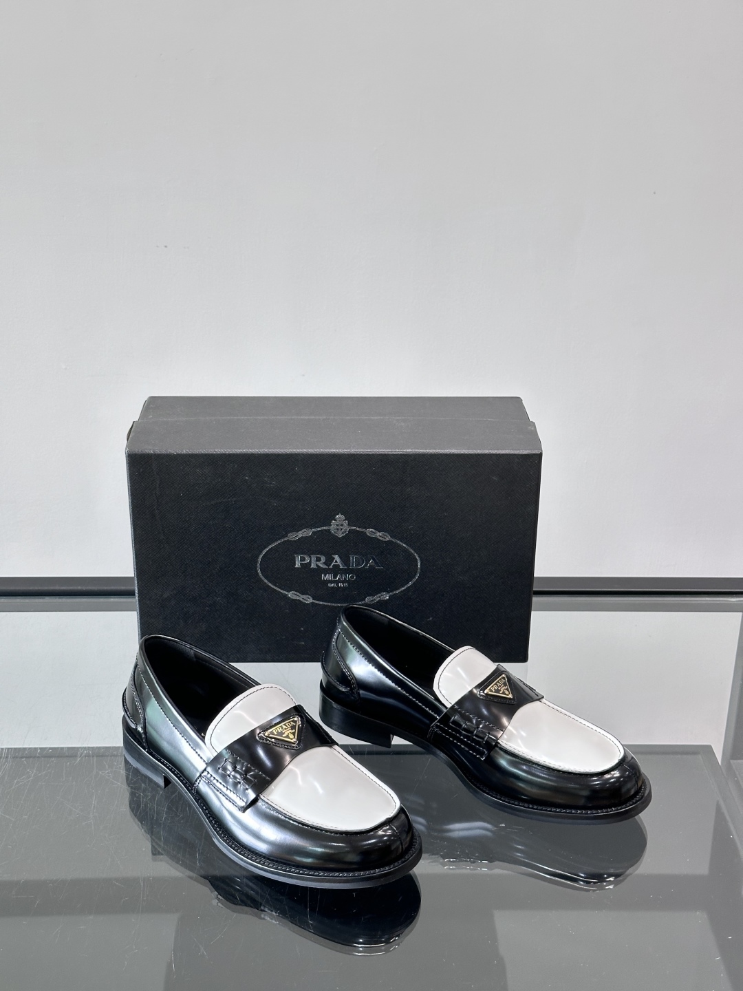 Prada/普拉达新款亮面皮革皮鞋👞采用意大利进口开边珠鞋面，大块拼接设计，耐穿不变形，重工打造，精致马