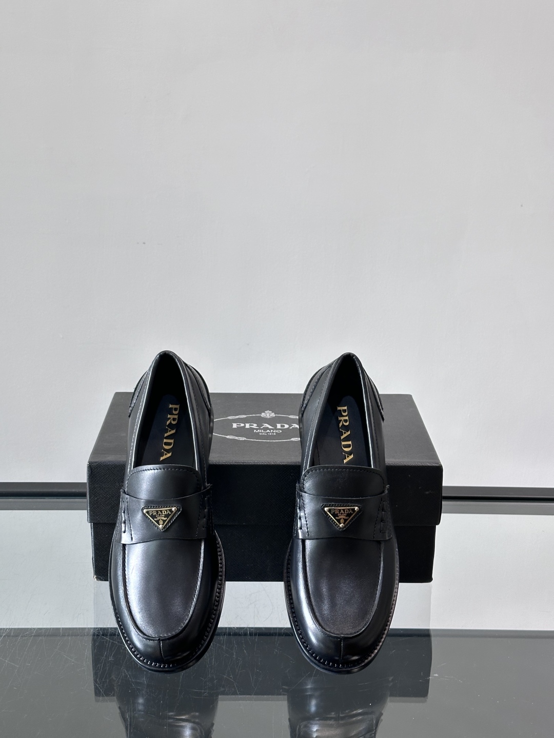 Prada/普拉达新款亮面皮革皮鞋👞采用意大利进口开边珠鞋面，大块拼接设计，耐穿不变形，重工打造，精致马