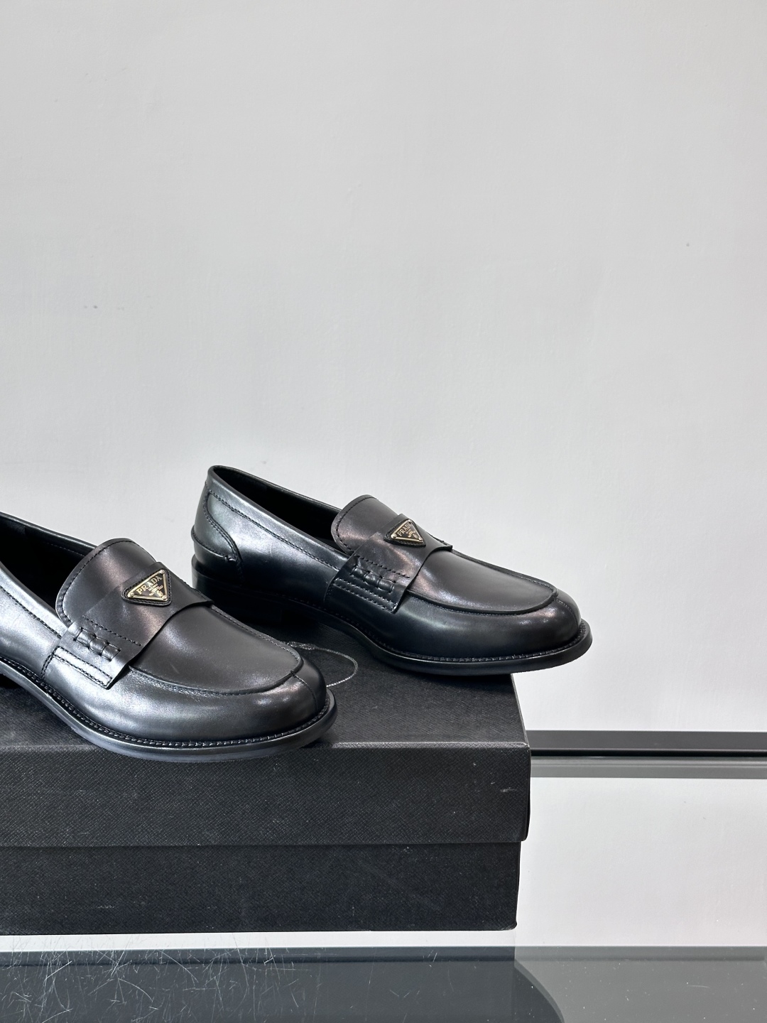 Prada/普拉达新款亮面皮革皮鞋👞采用意大利进口开边珠鞋面，大块拼接设计，耐穿不变形，重工打造，精致马