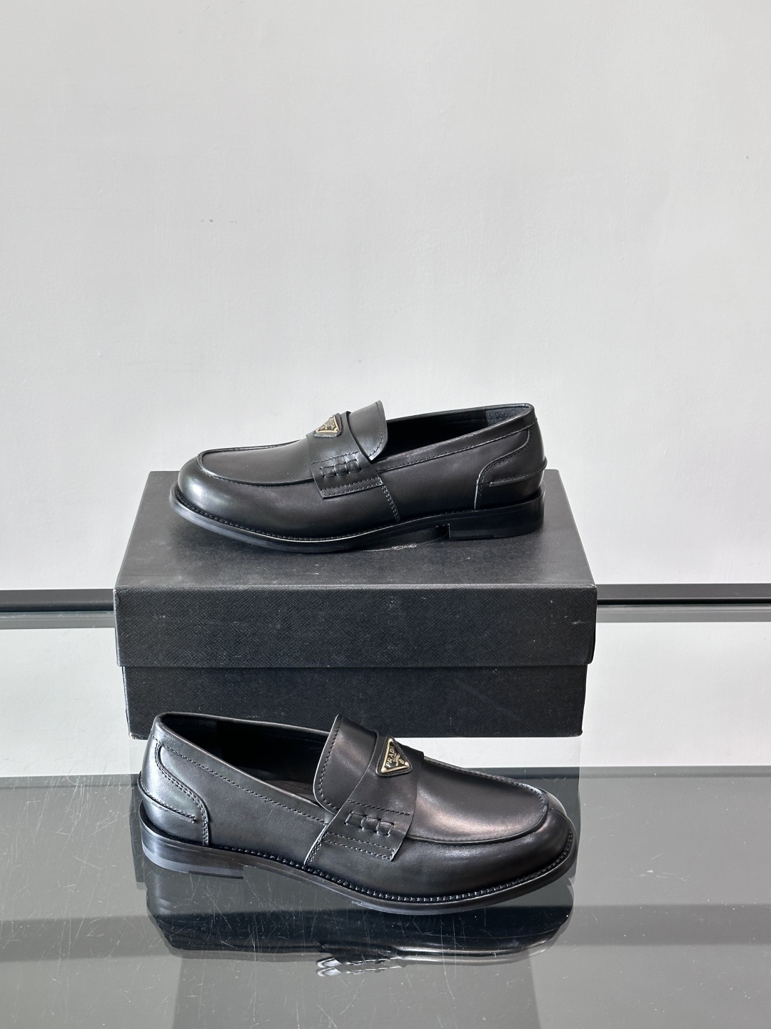Prada/普拉达新款亮面皮革皮鞋👞采用意大利进口开边珠鞋面，大块拼接设计，耐穿不变形，重工打造，精致马