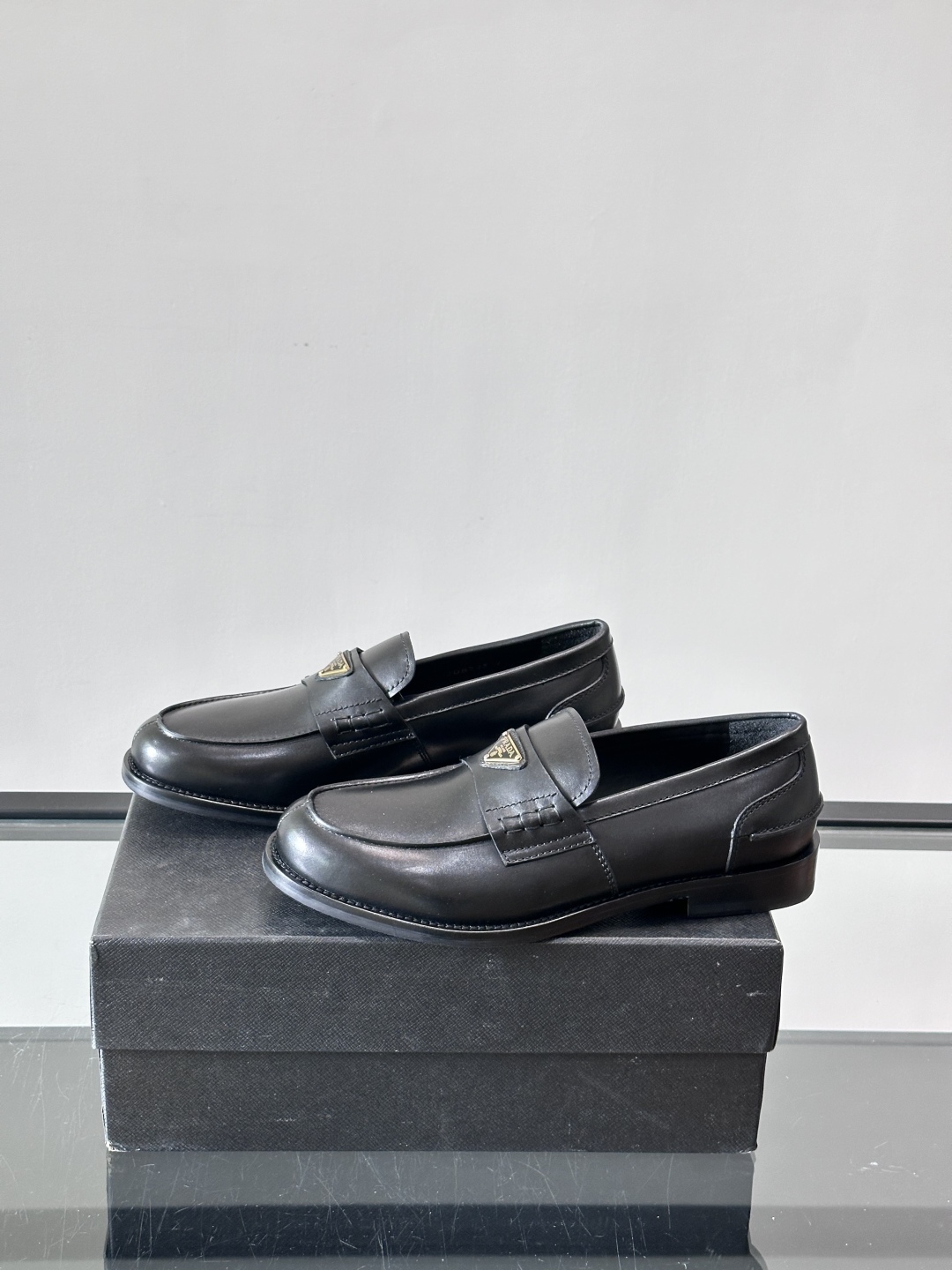 Prada/普拉达新款亮面皮革皮鞋👞采用意大利进口开边珠鞋面，大块拼接设计，耐穿不变形，重工打造，精致马