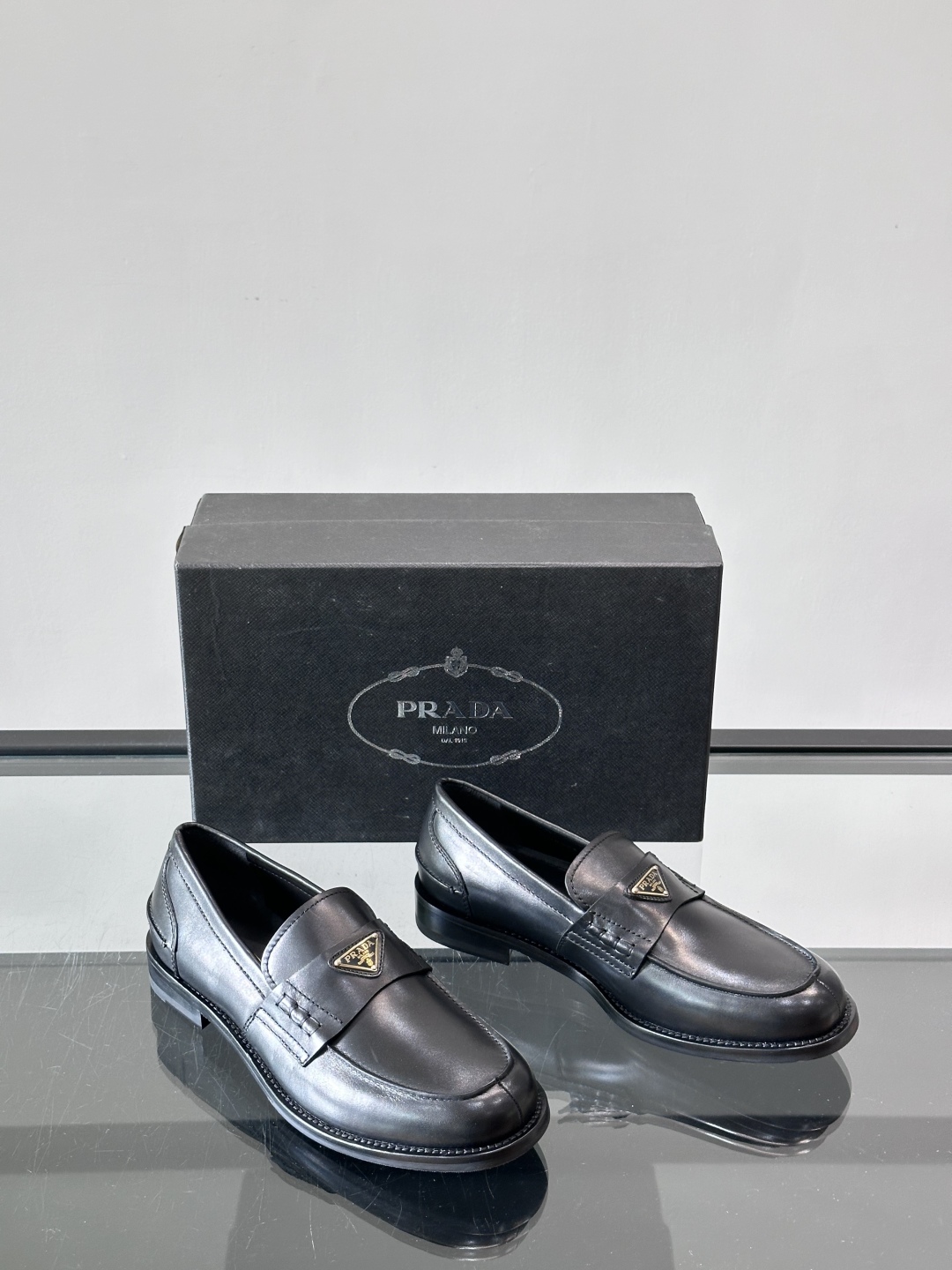 Prada/普拉达新款亮面皮革皮鞋👞采用意大利进口开边珠鞋面，大块拼接设计，耐穿不变形，重工打造，精致马