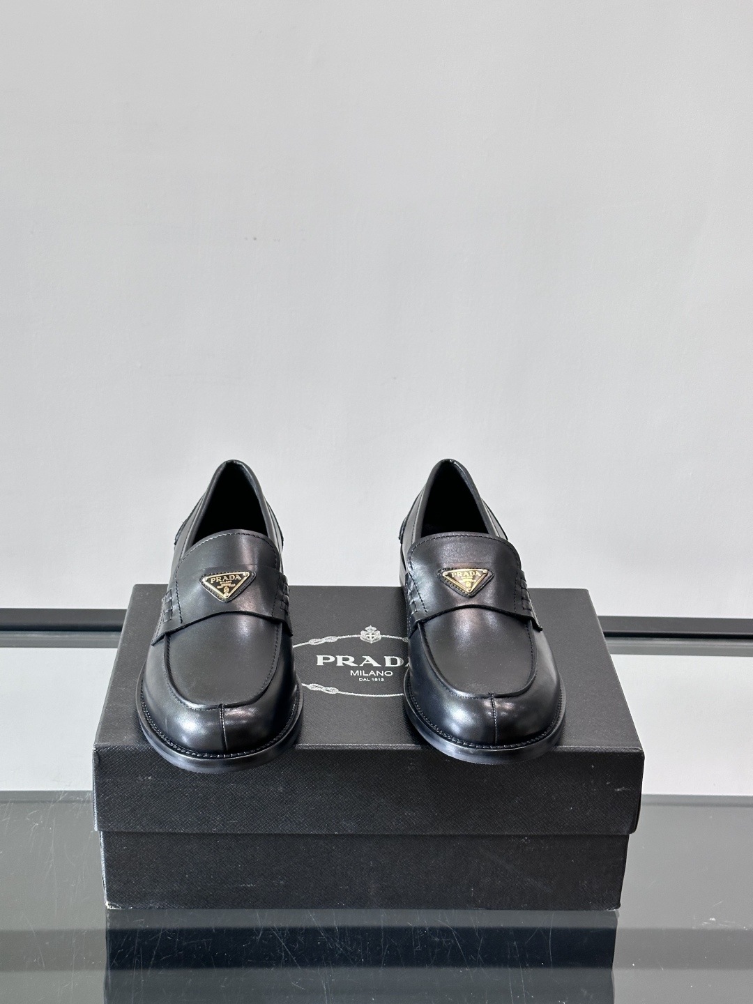 Prada/普拉达新款亮面皮革皮鞋👞采用意大利进口开边珠鞋面，大块拼接设计，耐穿不变形，重工打造，精致马