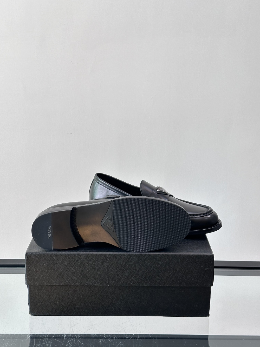 Prada/普拉达新款亮面皮革皮鞋👞采用意大利进口开边珠鞋面，大块拼接设计，耐穿不变形，重工打造，精致马