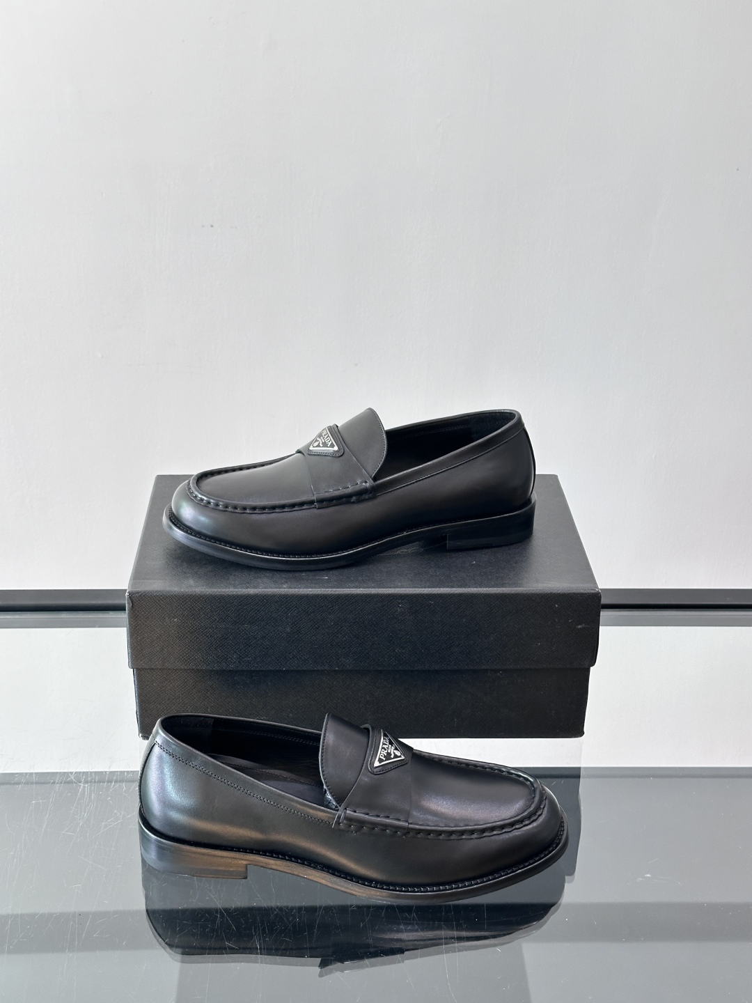 Prada/普拉达新款亮面皮革皮鞋👞采用意大利进口开边珠鞋面，大块拼接设计，耐穿不变形，重工打造，精致马