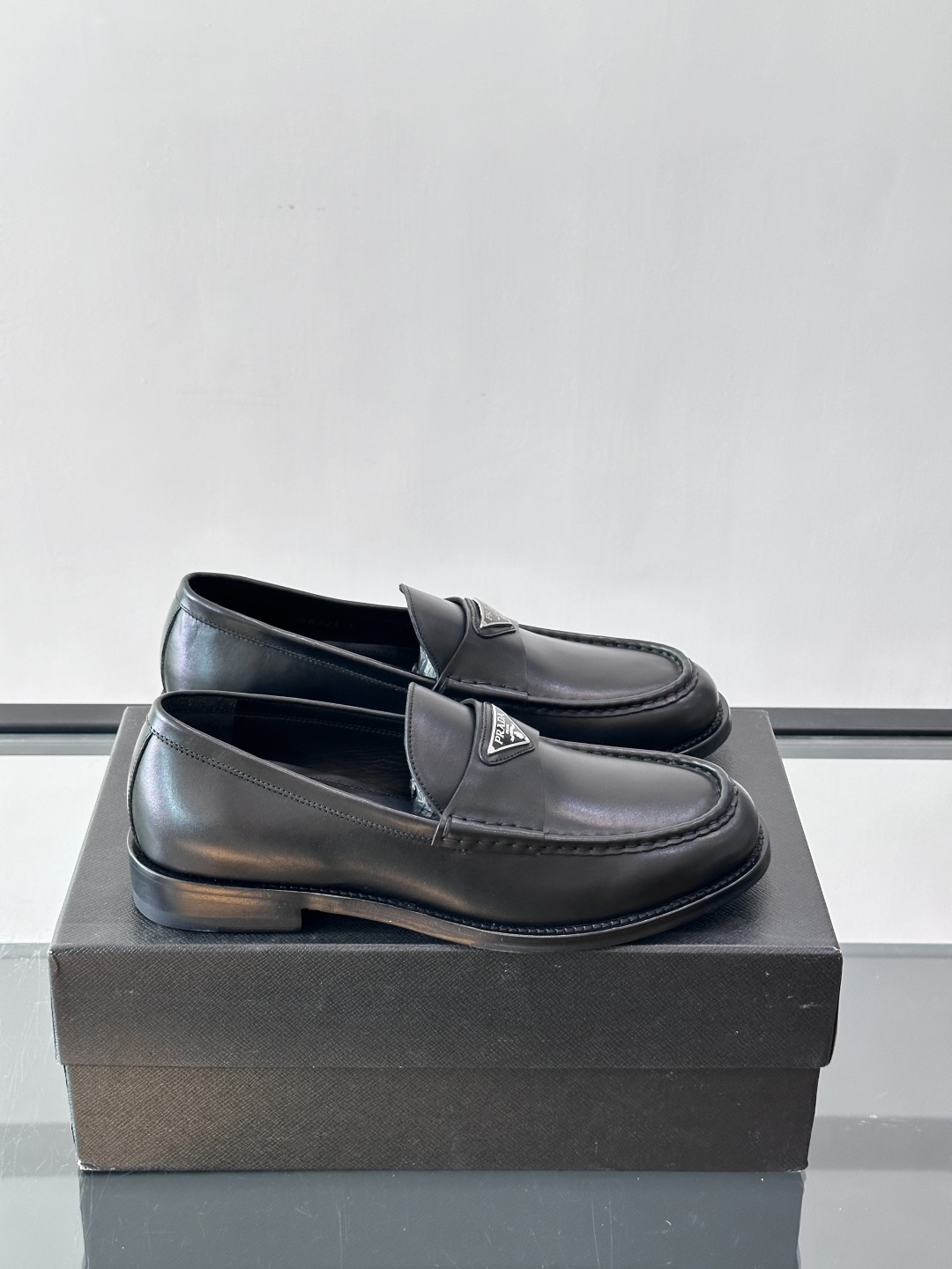 Prada/普拉达新款亮面皮革皮鞋👞采用意大利进口开边珠鞋面，大块拼接设计，耐穿不变形，重工打造，精致马
