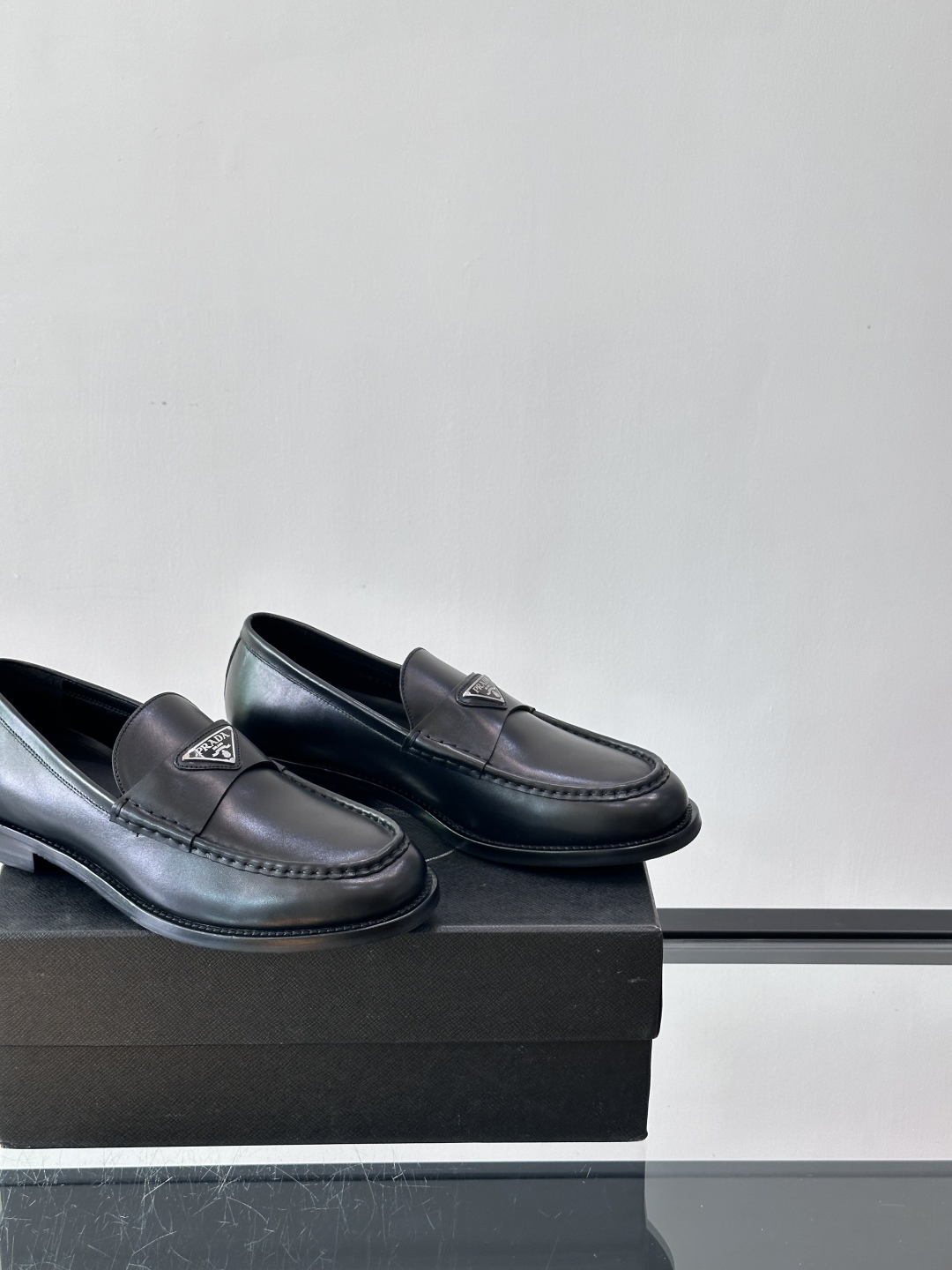 Prada/普拉达新款亮面皮革皮鞋👞采用意大利进口开边珠鞋面，大块拼接设计，耐穿不变形，重工打造，精致马