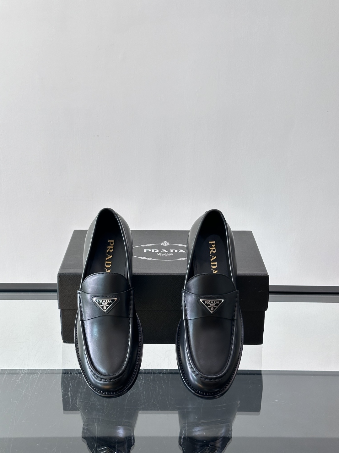 Prada/普拉达新款亮面皮革皮鞋👞采用意大利进口开边珠鞋面，大块拼接设计，耐穿不变形，重工打造，精致马