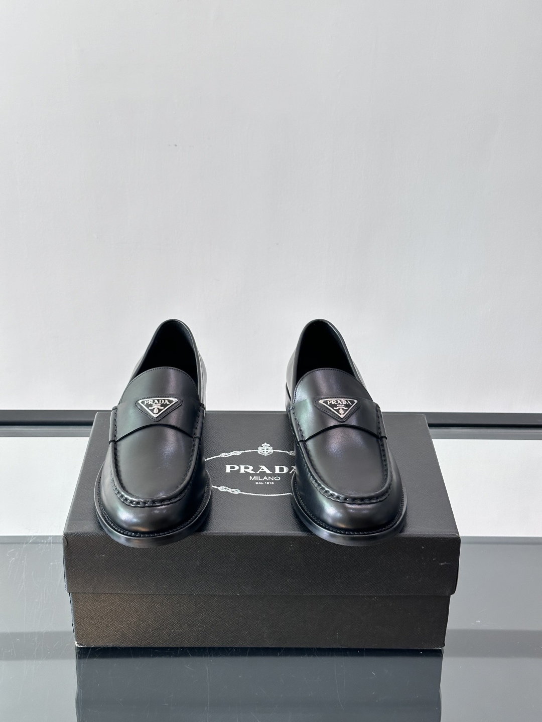 Prada/普拉达新款亮面皮革皮鞋👞采用意大利进口开边珠鞋面，大块拼接设计，耐穿不变形，重工打造，精致马