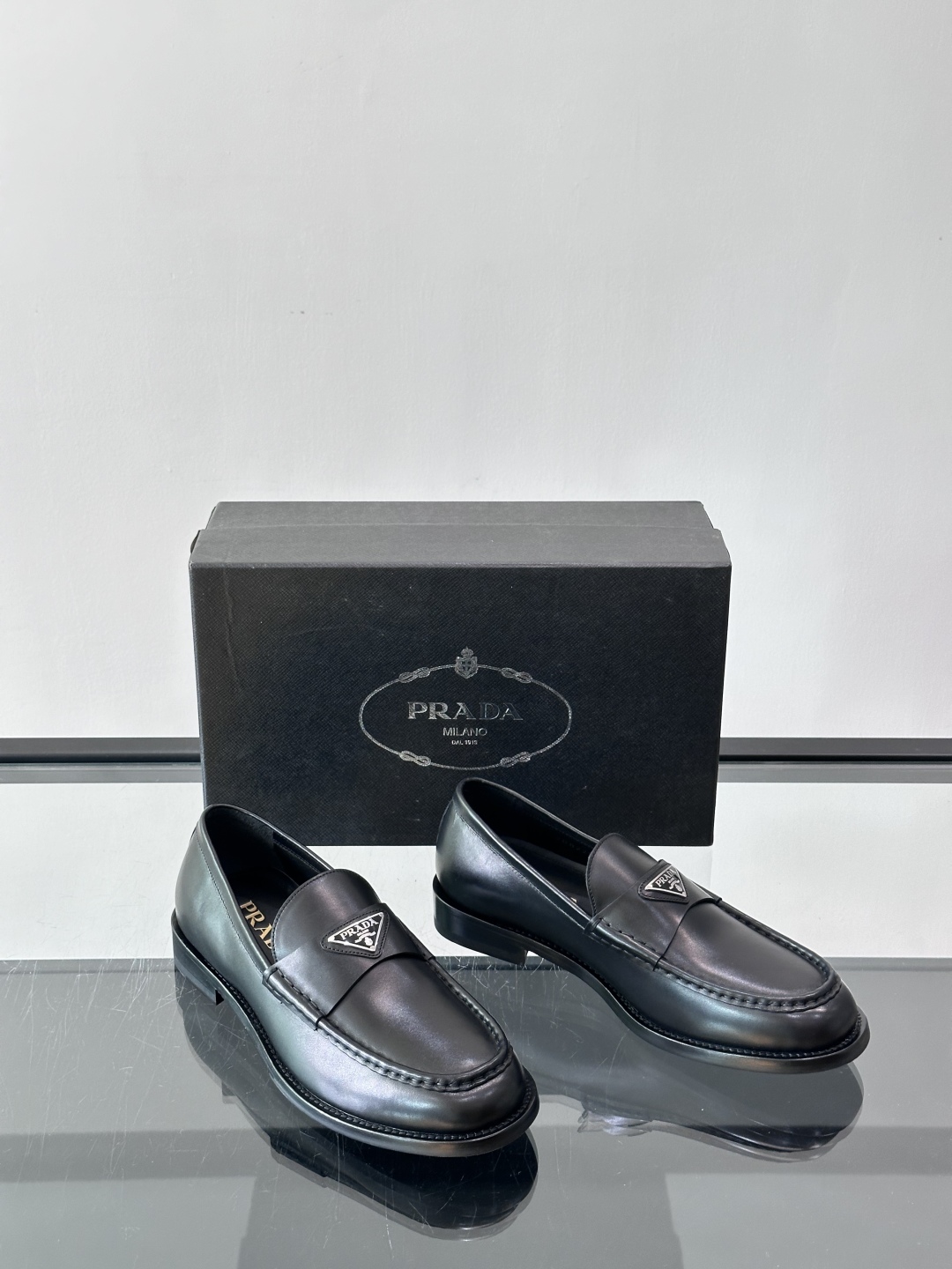 Prada/普拉达新款亮面皮革皮鞋👞采用意大利进口开边珠鞋面，大块拼接设计，耐穿不变形，重工打造，精致马