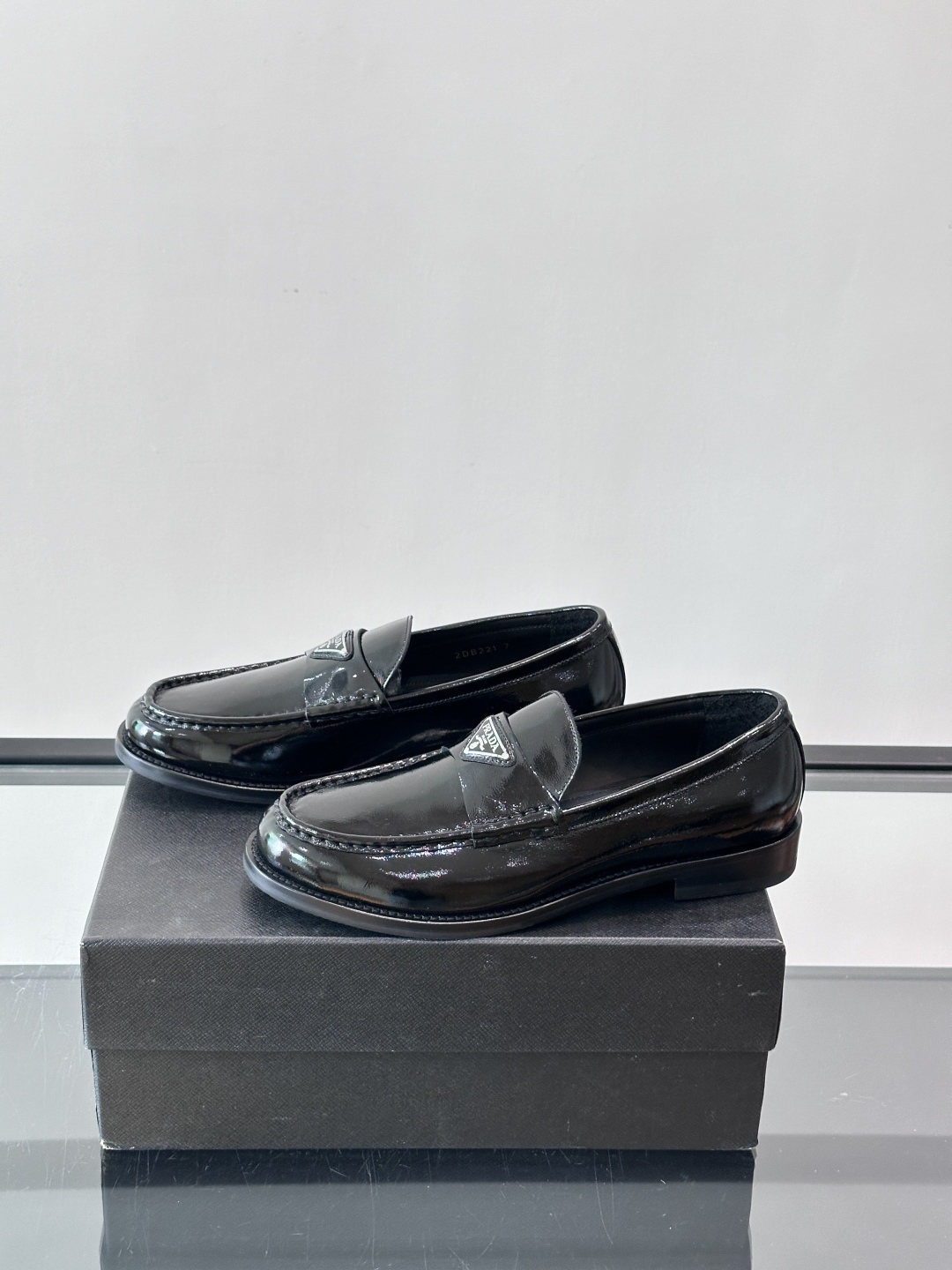 Prada/普拉达新款亮面皮革皮鞋👞采用意大利进口开边珠鞋面，大块拼接设计，耐穿不变形，重工打造，精致马