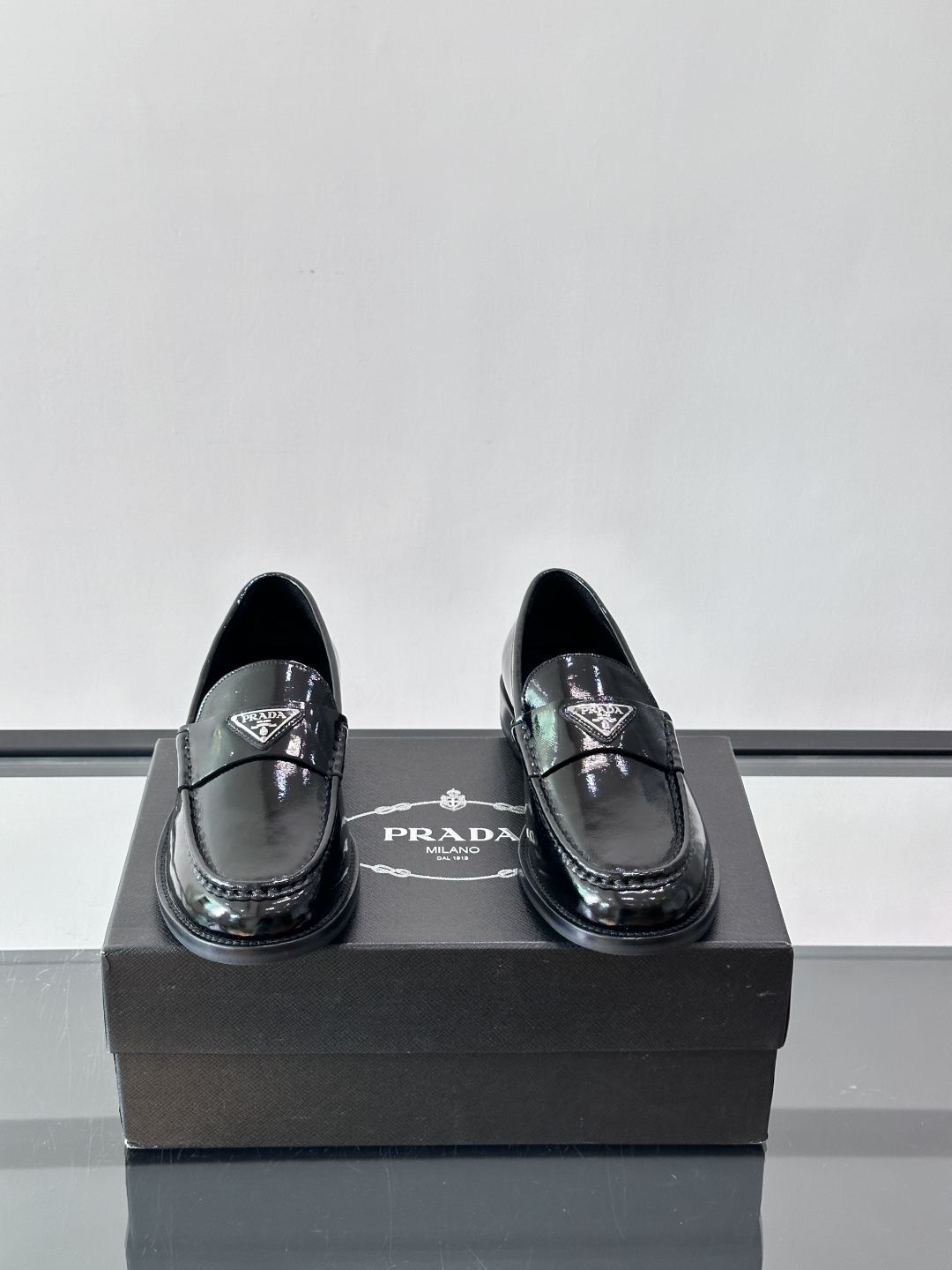 Prada/普拉达新款亮面皮革皮鞋👞采用意大利进口开边珠鞋面，大块拼接设计，耐穿不变形，重工打造，精致马