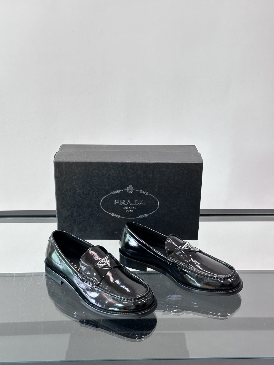 Prada/普拉达新款亮面皮革皮鞋👞采用意大利进口开边珠鞋面，大块拼接设计，耐穿不变形，重工打造，精致马
