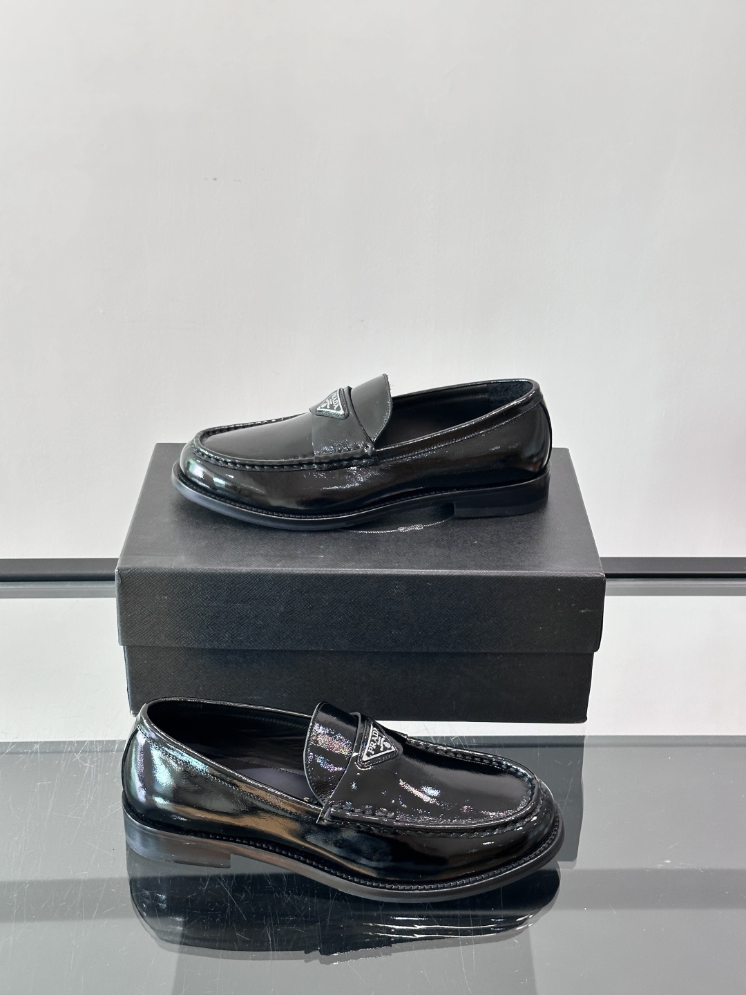 Prada/普拉达新款亮面皮革皮鞋👞采用意大利进口开边珠鞋面，大块拼接设计，耐穿不变形，重工打造，精致马