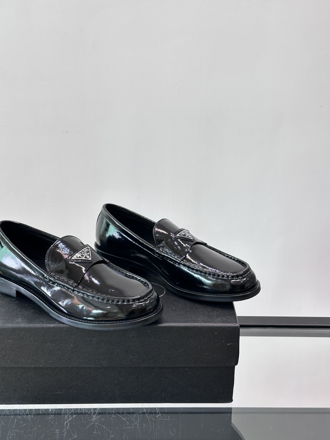 Prada/普拉达新款亮面皮革皮鞋👞采用意大利进口开边珠鞋面，大块拼接设计，耐穿不变形，重工打造，精致马