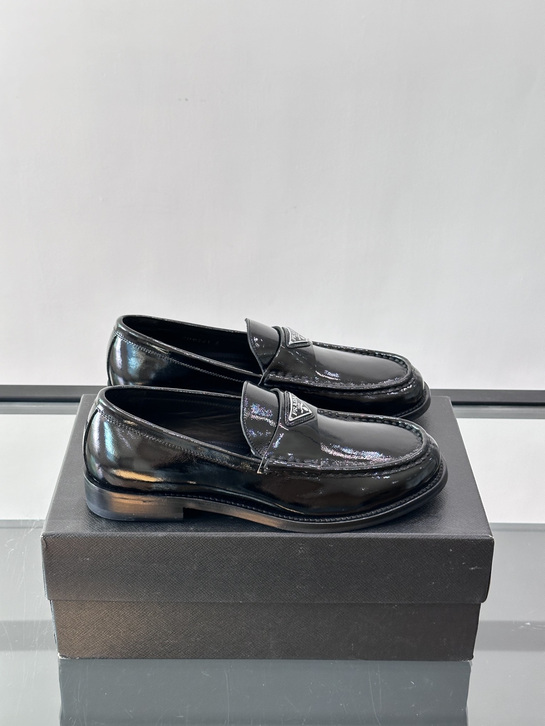 Prada/普拉达新款亮面皮革皮鞋👞采用意大利进口开边珠鞋面，大块拼接设计，耐穿不变形，重工打造，精致马
