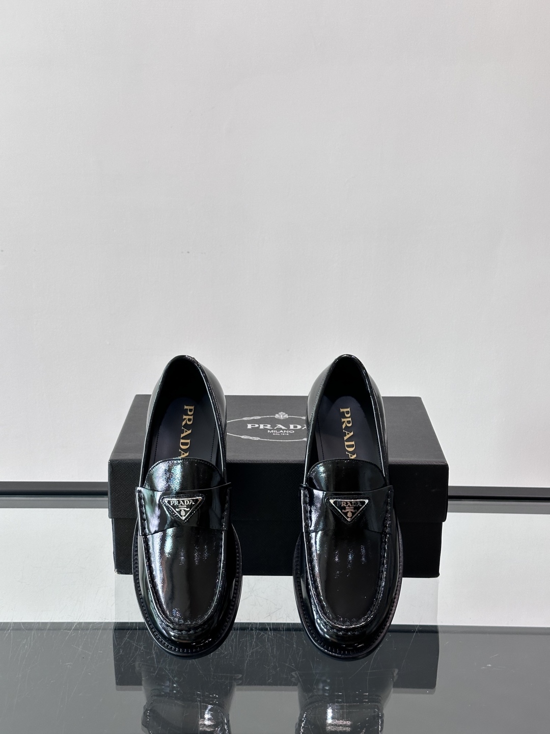 Prada/普拉达新款亮面皮革皮鞋👞采用意大利进口开边珠鞋面，大块拼接设计，耐穿不变形，重工打造，精致马