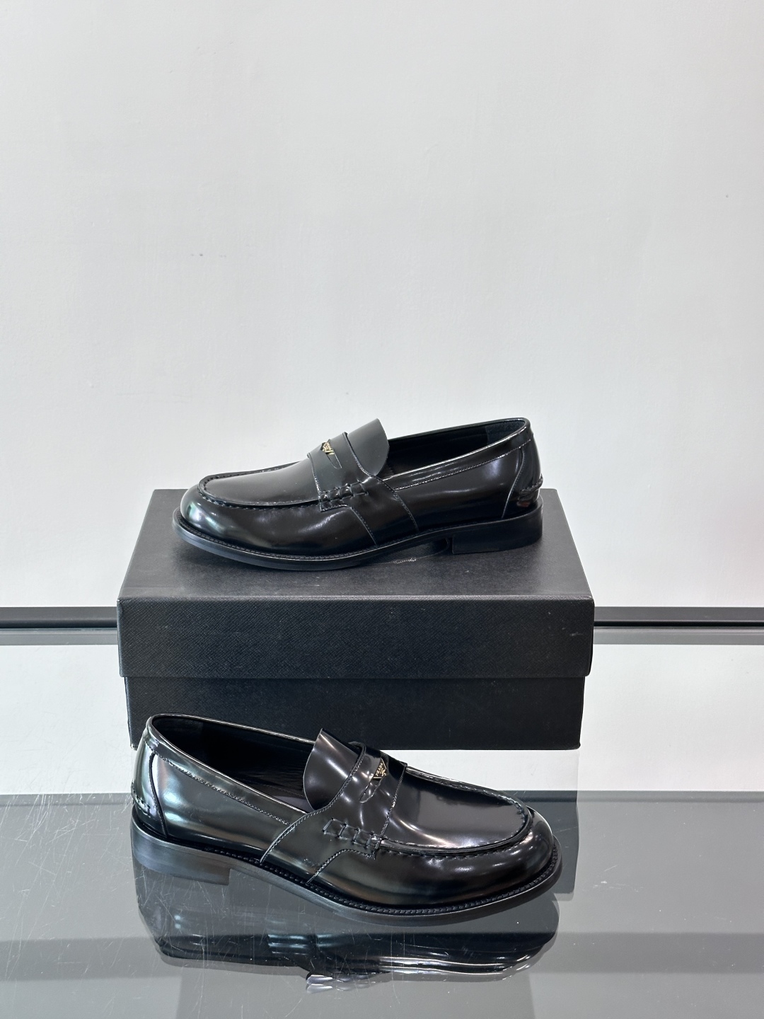 Prada/普拉达新款亮面皮革皮鞋👞采用意大利进口开边珠鞋面，大块拼接设计，耐穿不变形，重工打造，精致马