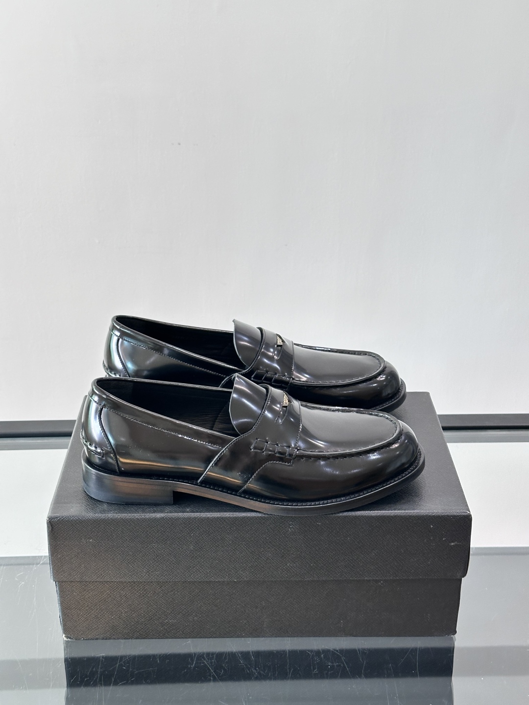 Prada/普拉达新款亮面皮革皮鞋👞采用意大利进口开边珠鞋面，大块拼接设计，耐穿不变形，重工打造，精致马