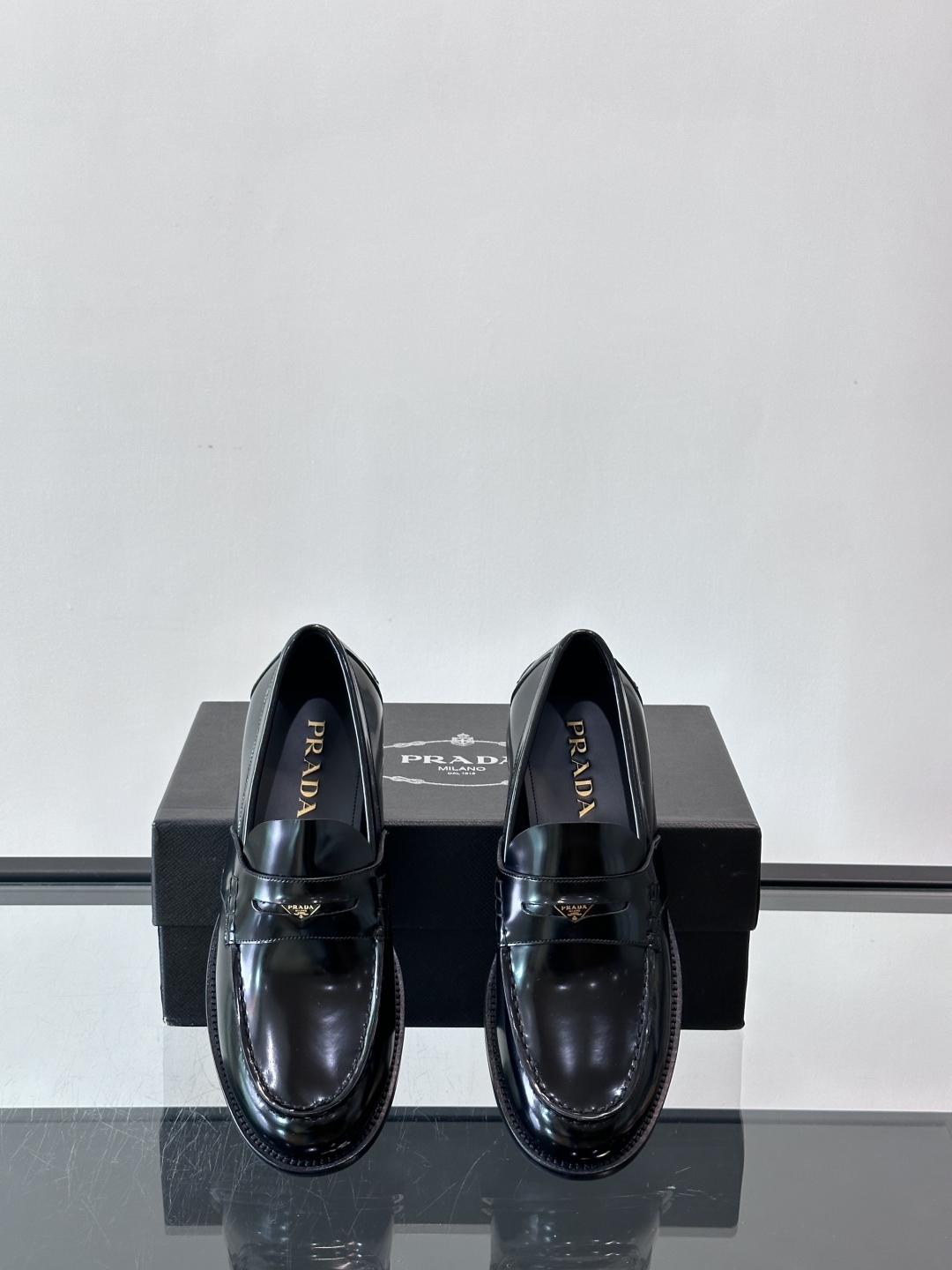 Prada/普拉达新款亮面皮革皮鞋👞采用意大利进口开边珠鞋面，大块拼接设计，耐穿不变形，重工打造，精致马