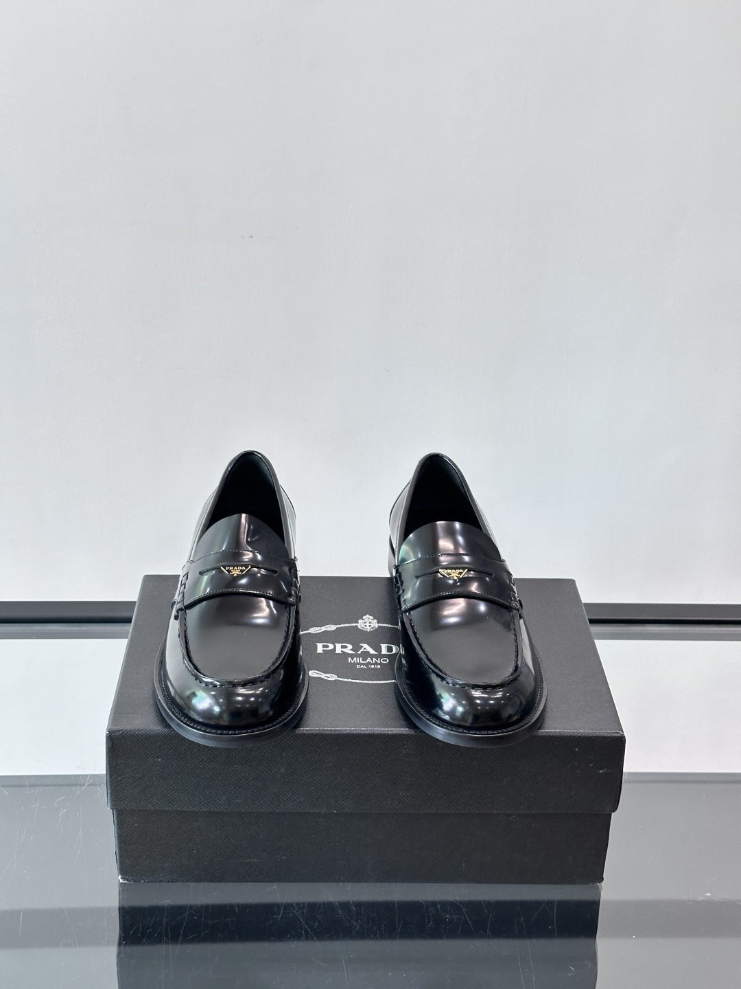 Prada/普拉达新款亮面皮革皮鞋👞采用意大利进口开边珠鞋面，大块拼接设计，耐穿不变形，重工打造，精致马