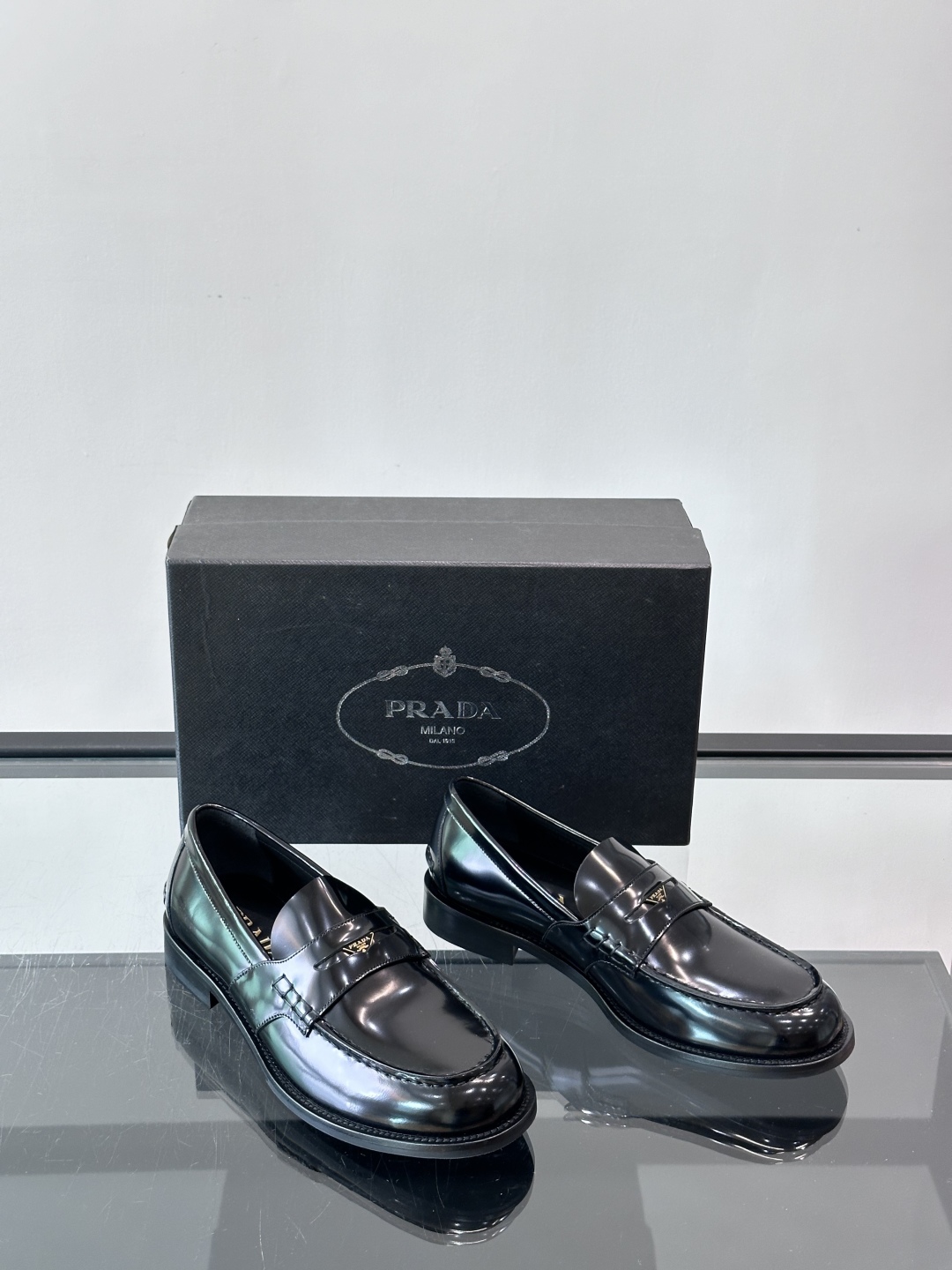Prada/普拉达新款亮面皮革皮鞋👞采用意大利进口开边珠鞋面，大块拼接设计，耐穿不变形，重工打造，精致马