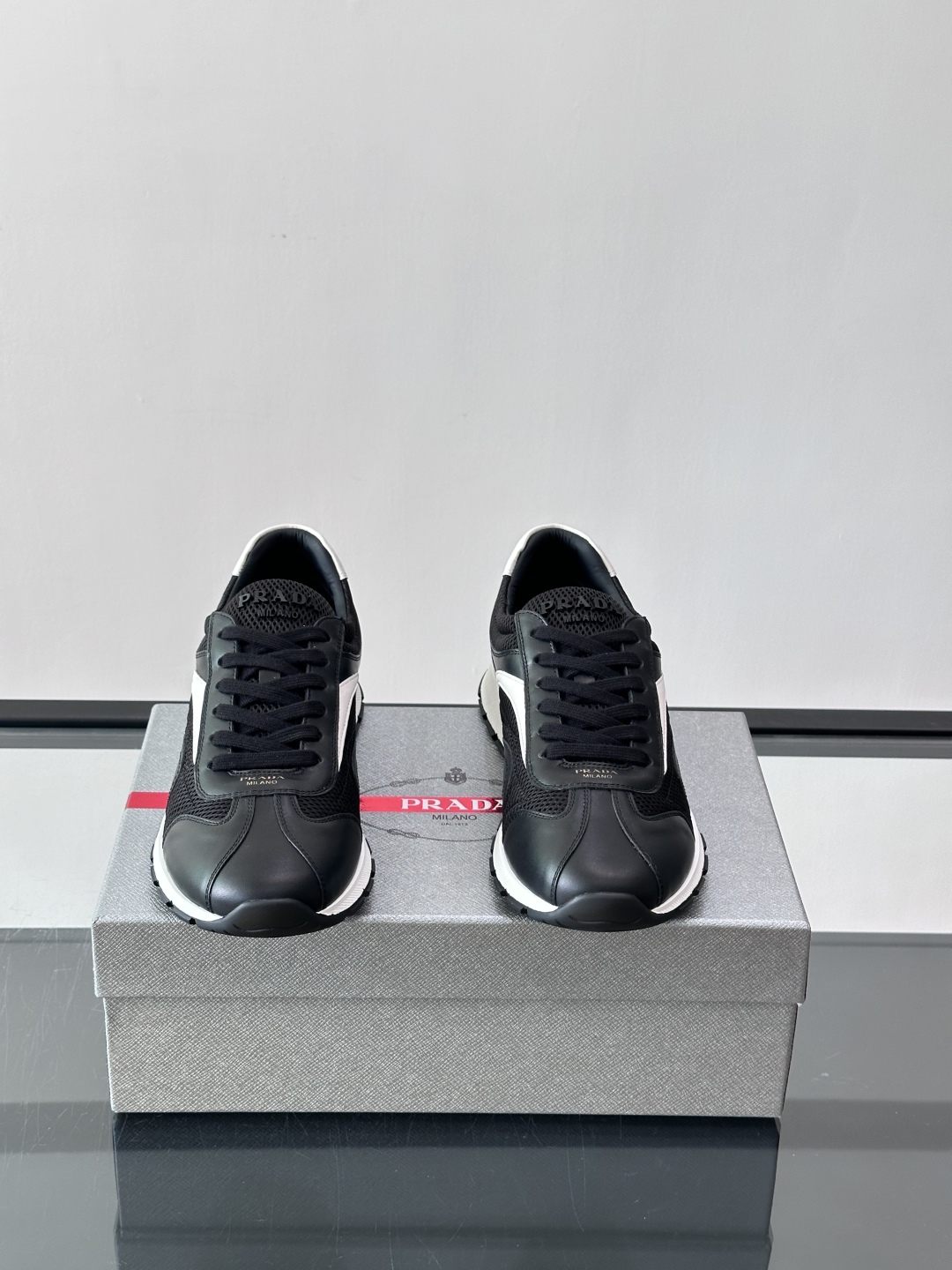 Prada/普拉达新款男士厚底休闲运动鞋，运动鞋低帮系带款 款式时尚大方 头层牛皮拼接透气网面打造 柔软