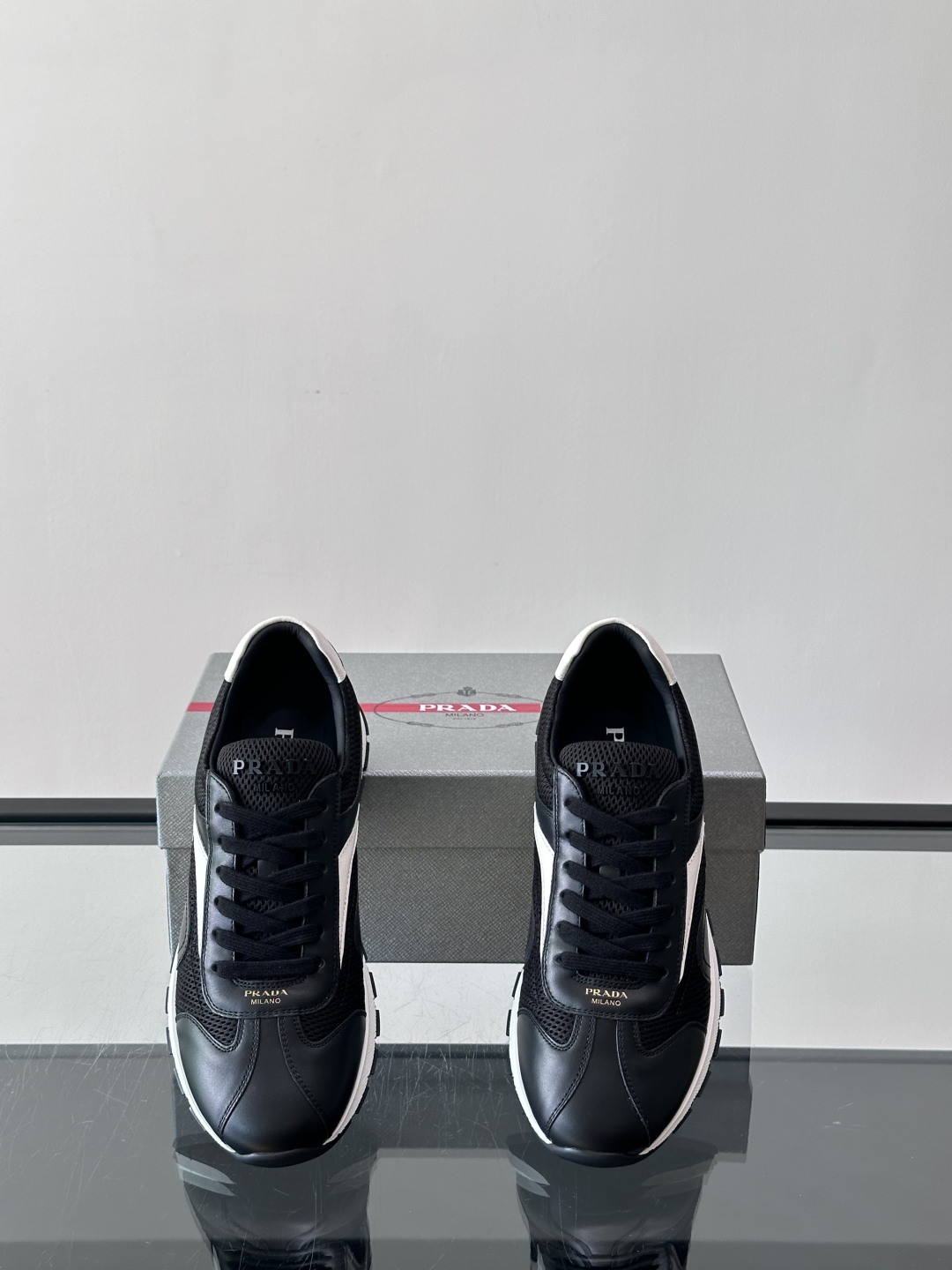 Prada/普拉达新款男士厚底休闲运动鞋，运动鞋低帮系带款 款式时尚大方 头层牛皮拼接透气网面打造 柔软