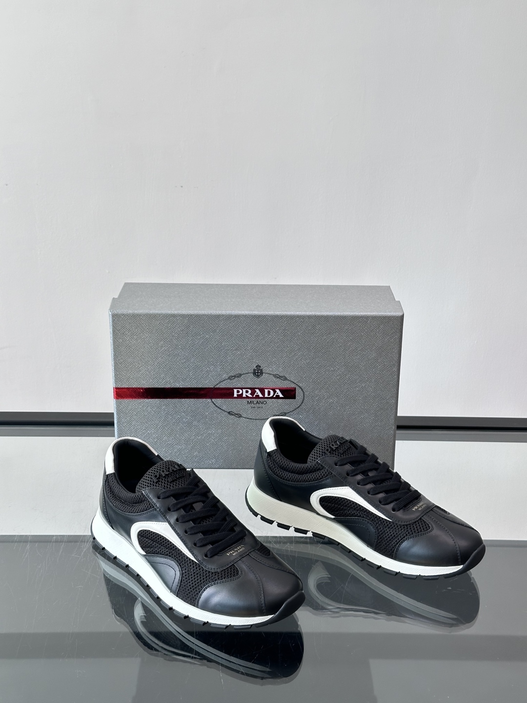 Prada/普拉达新款男士厚底休闲运动鞋，运动鞋低帮系带款 款式时尚大方 头层牛皮拼接透气网面打造 柔软