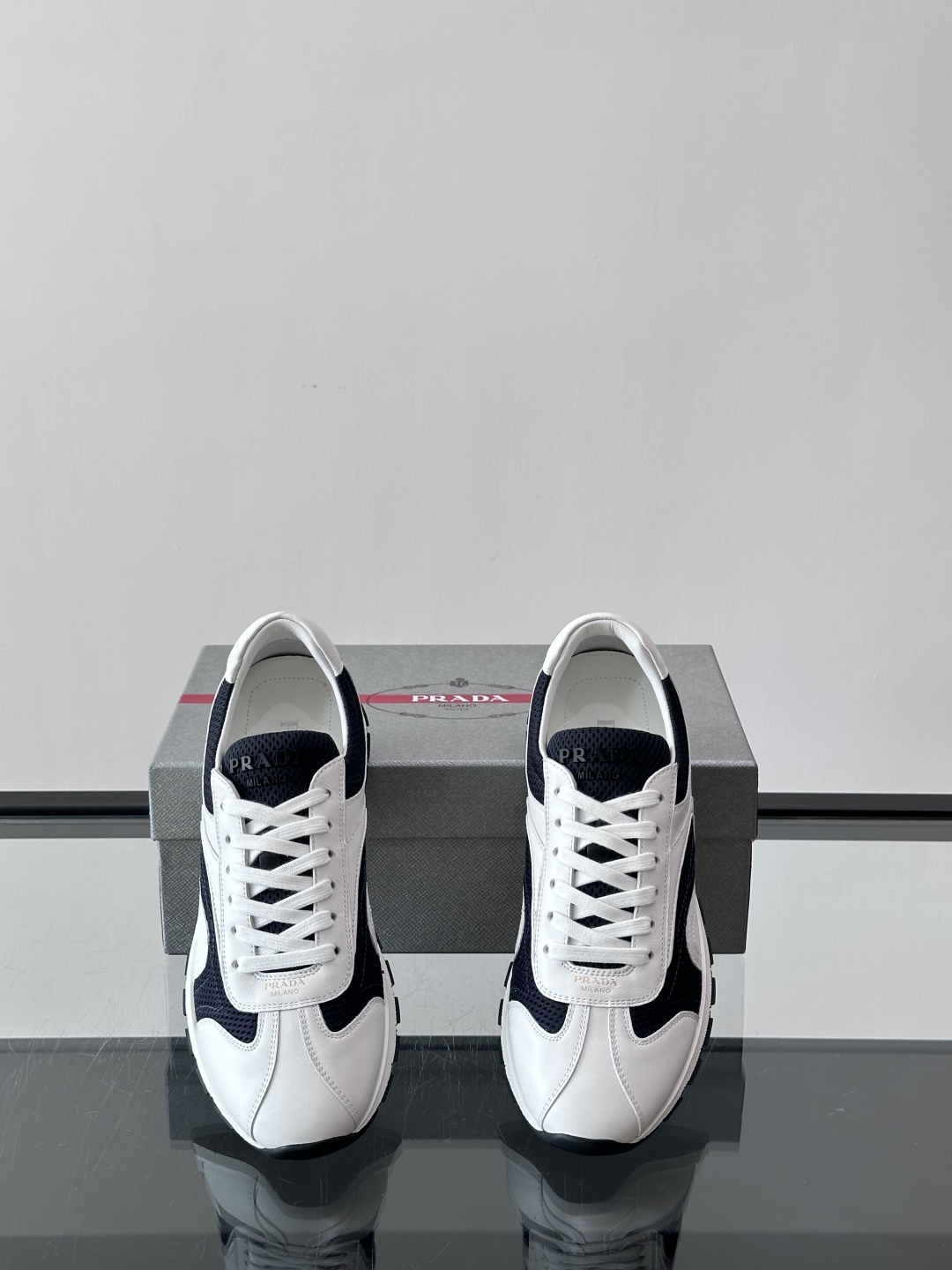 Prada/普拉达新款男士厚底休闲运动鞋，运动鞋低帮系带款 款式时尚大方 头层牛皮拼接透气网面打造 柔软