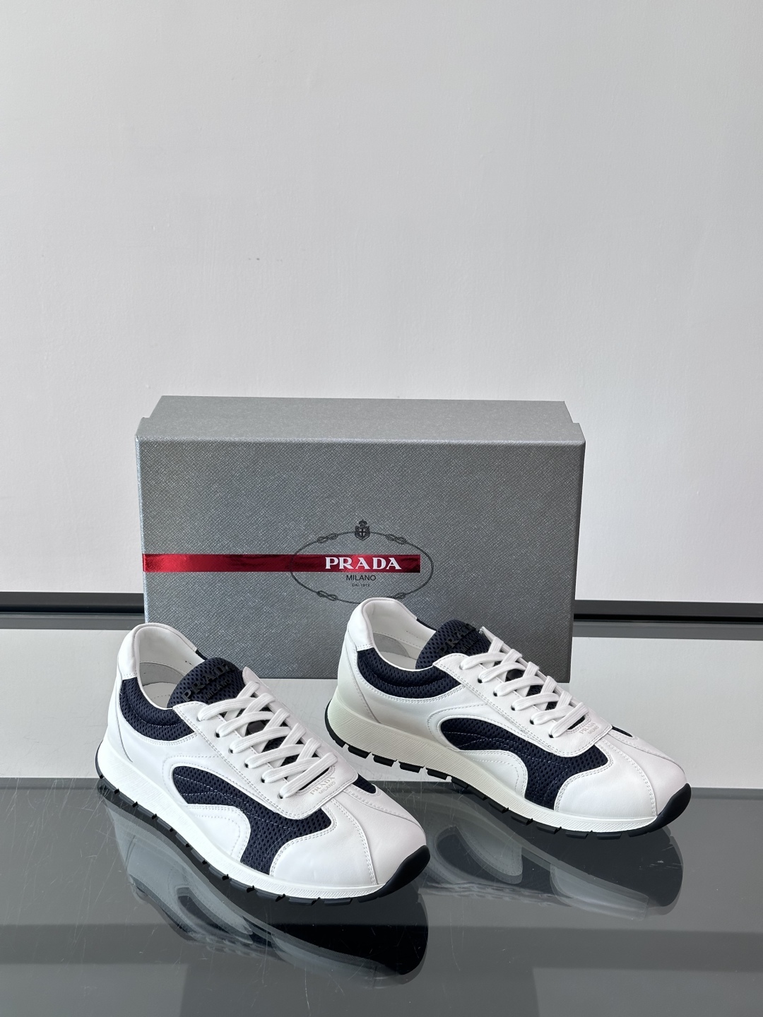 Prada/普拉达新款男士厚底休闲运动鞋，运动鞋低帮系带款 款式时尚大方 头层牛皮拼接透气网面打造 柔软