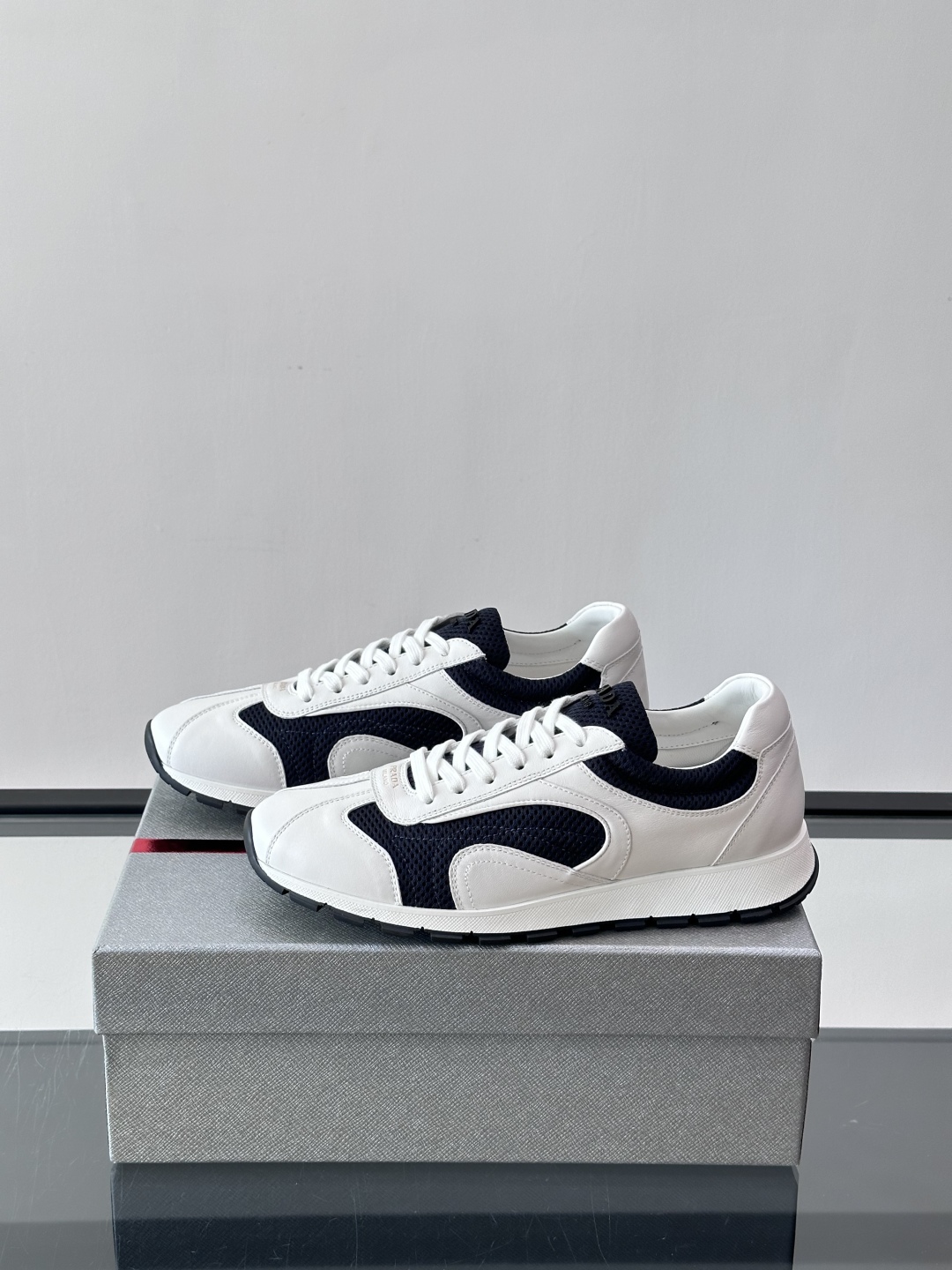 Prada/普拉达新款男士厚底休闲运动鞋，运动鞋低帮系带款 款式时尚大方 头层牛皮拼接透气网面打造 柔软