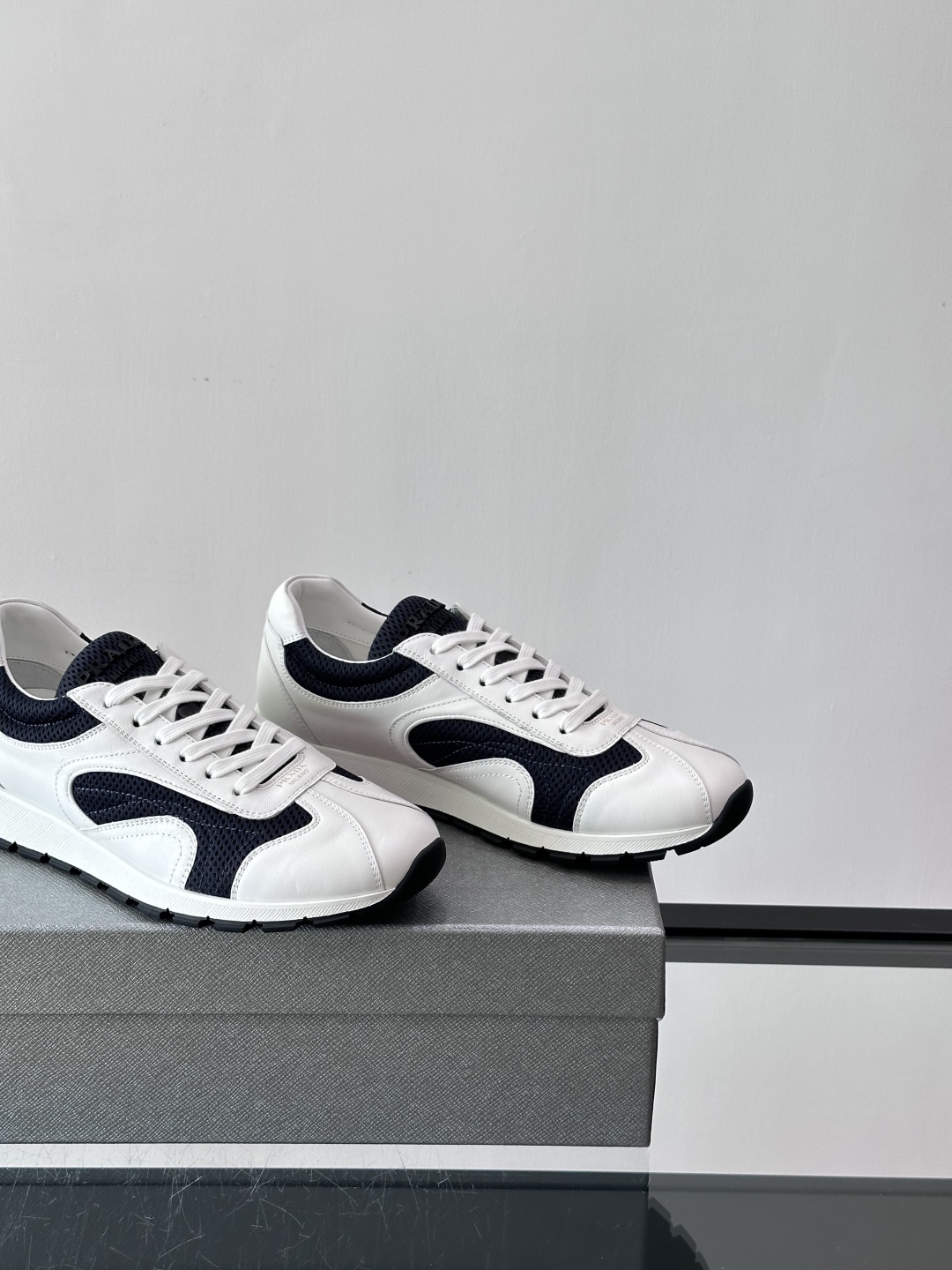 Prada/普拉达新款男士厚底休闲运动鞋，运动鞋低帮系带款 款式时尚大方 头层牛皮拼接透气网面打造 柔软