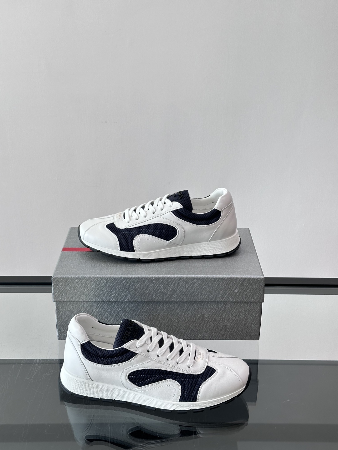 Prada/普拉达新款男士厚底休闲运动鞋，运动鞋低帮系带款 款式时尚大方 头层牛皮拼接透气网面打造 柔软
