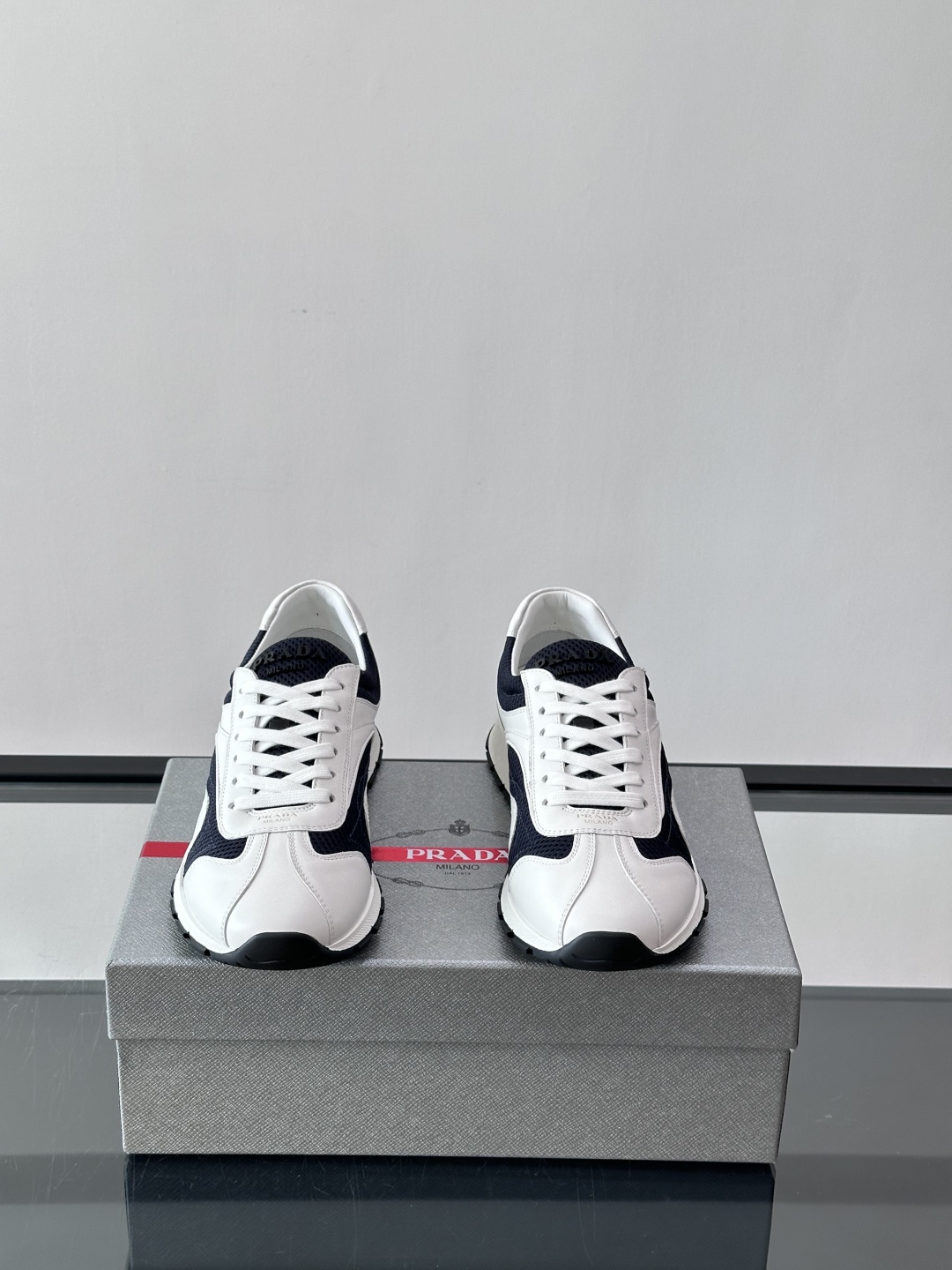 Prada/普拉达新款男士厚底休闲运动鞋，运动鞋低帮系带款 款式时尚大方 头层牛皮拼接透气网面打造 柔软