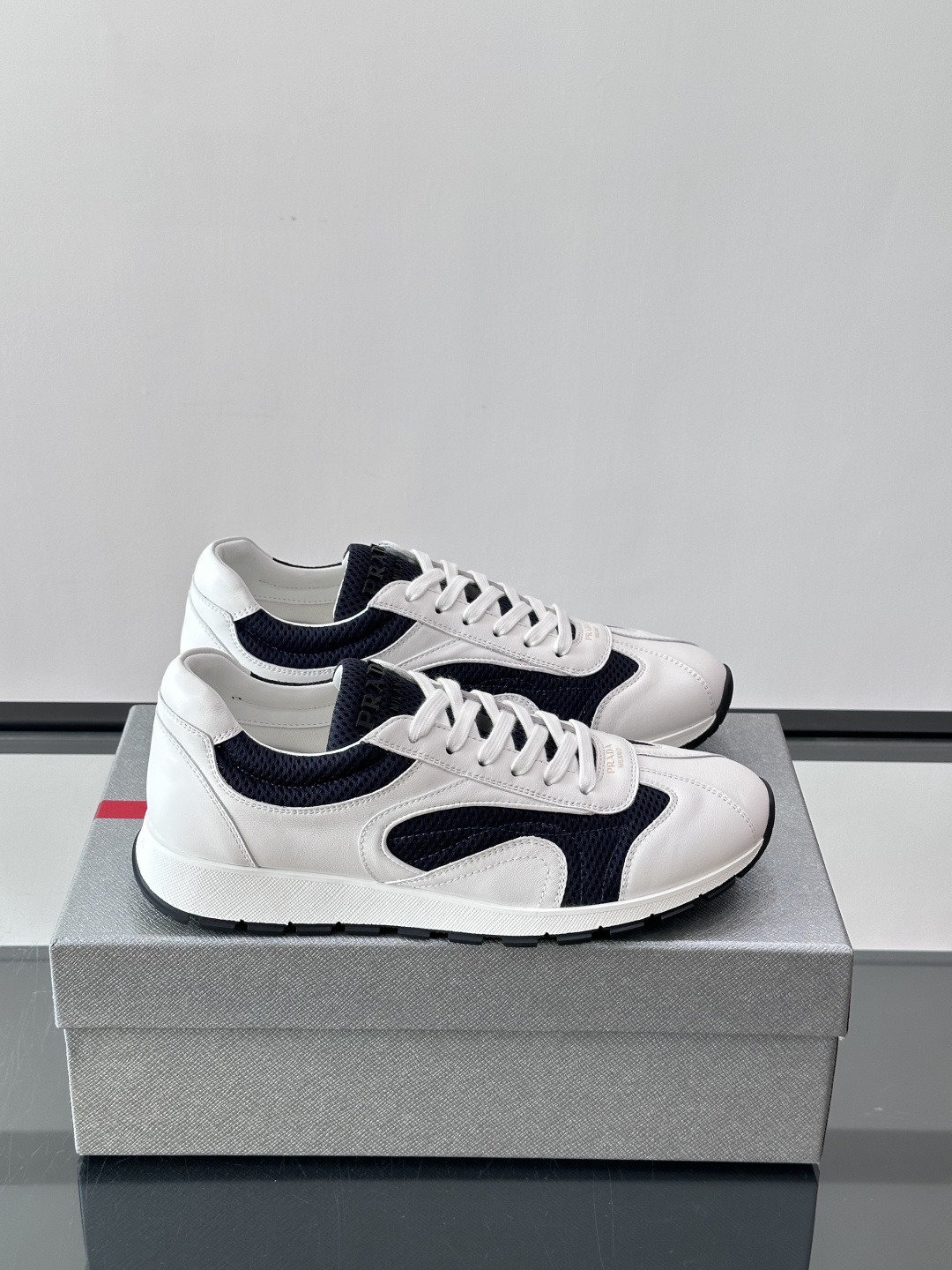Prada/普拉达新款男士厚底休闲运动鞋，运动鞋低帮系带款 款式时尚大方 头层牛皮拼接透气网面打造 柔软