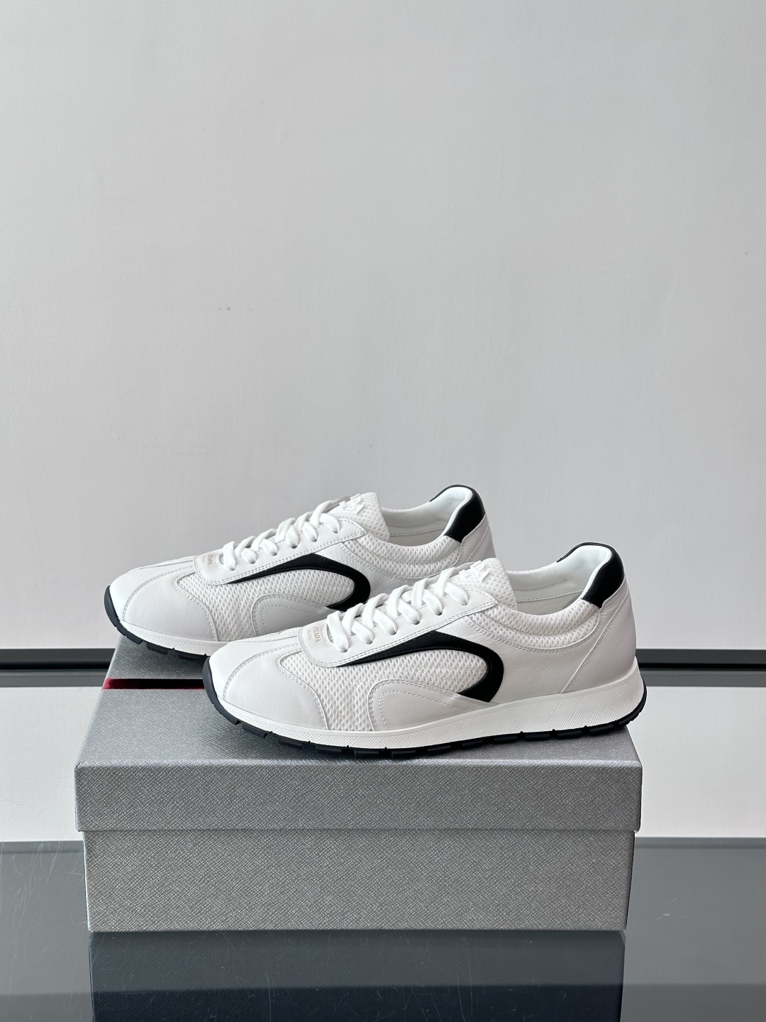 Prada/普拉达新款男士厚底休闲运动鞋，运动鞋低帮系带款 款式时尚大方 头层牛皮拼接透气网面打造 柔软