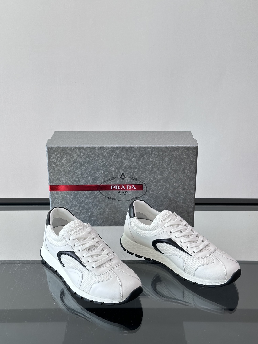 Prada/普拉达新款男士厚底休闲运动鞋，运动鞋低帮系带款 款式时尚大方 头层牛皮拼接透气网面打造 柔软
