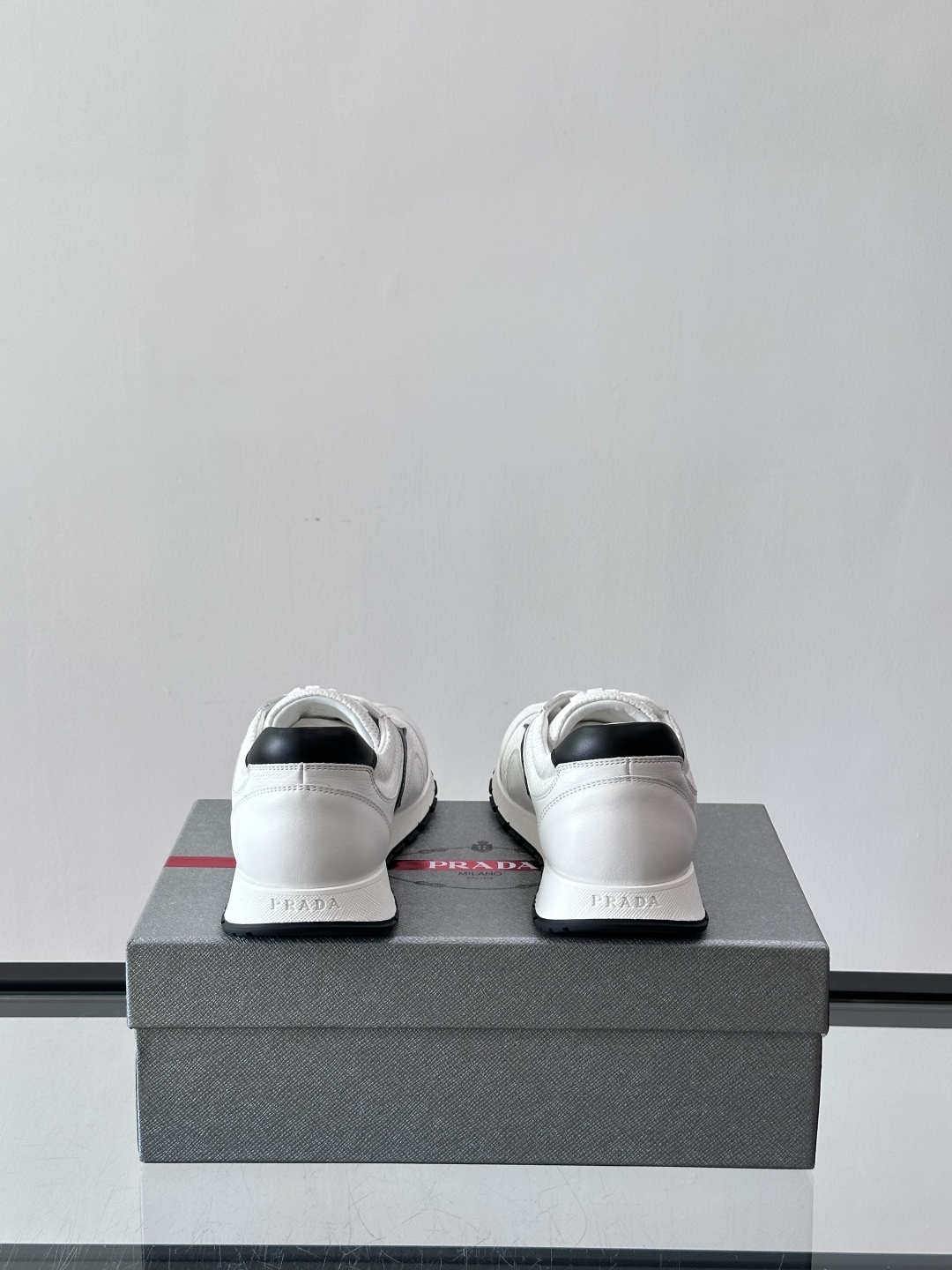 Prada/普拉达新款男士厚底休闲运动鞋，运动鞋低帮系带款 款式时尚大方 头层牛皮拼接透气网面打造 柔软