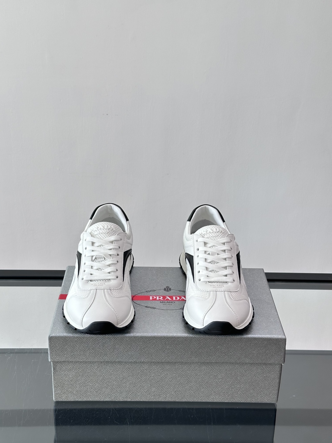 Prada/普拉达新款男士厚底休闲运动鞋，运动鞋低帮系带款 款式时尚大方 头层牛皮拼接透气网面打造 柔软