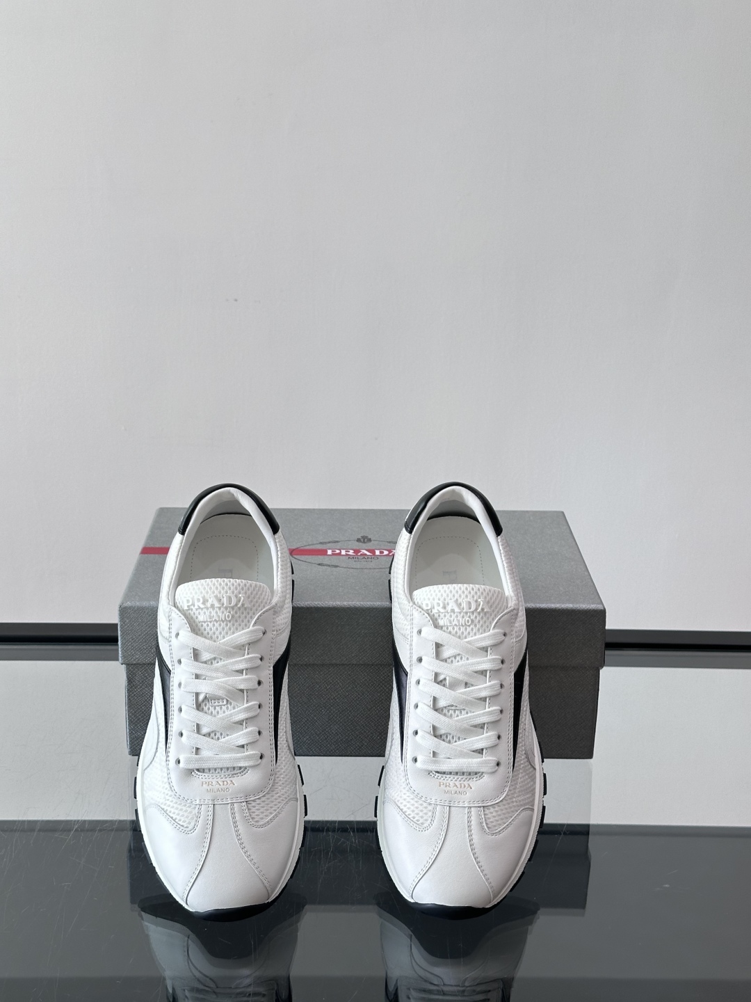 Prada/普拉达新款男士厚底休闲运动鞋，运动鞋低帮系带款 款式时尚大方 头层牛皮拼接透气网面打造 柔软