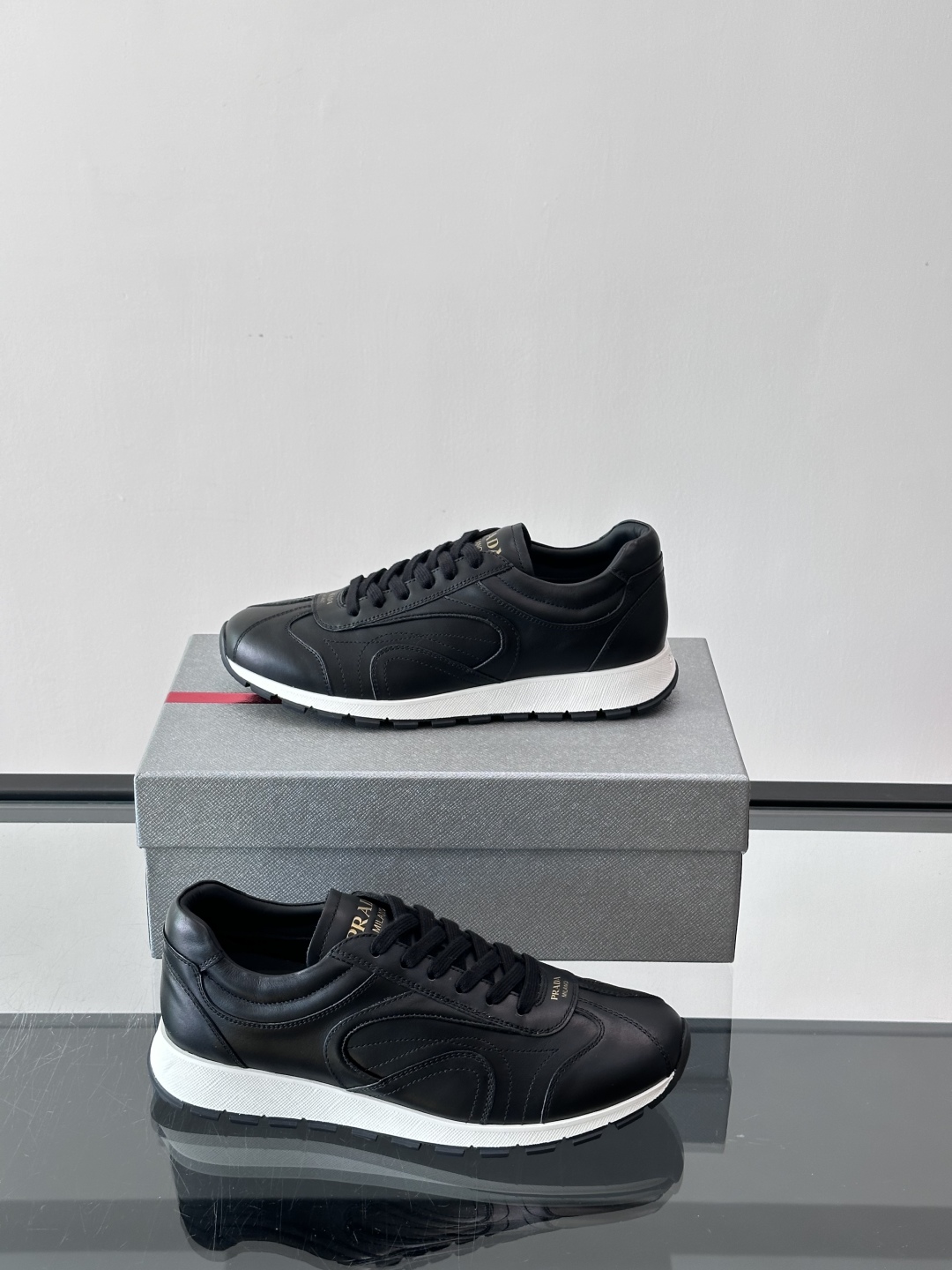 Prada/普拉达新款男士厚底休闲运动鞋，运动鞋低帮系带款 款式时尚大方 头层牛皮透气孔打造 柔软舒适透