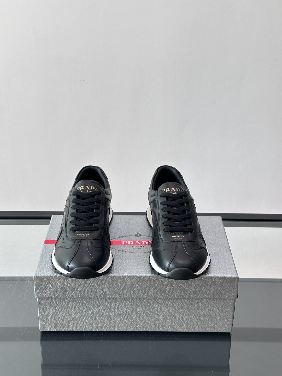 Prada/普拉达新款男士厚底休闲运动鞋，运动鞋低帮系带款 款式时尚大方 头层牛皮透气孔打造 柔软舒适透