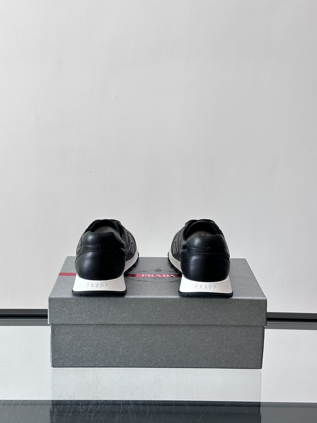 Prada/普拉达新款男士厚底休闲运动鞋，运动鞋低帮系带款 款式时尚大方 头层牛皮透气孔打造 柔软舒适透