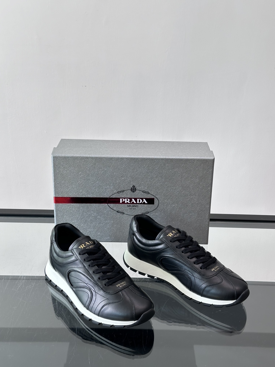 Prada/普拉达新款男士厚底休闲运动鞋，运动鞋低帮系带款 款式时尚大方 头层牛皮透气孔打造 柔软舒适透