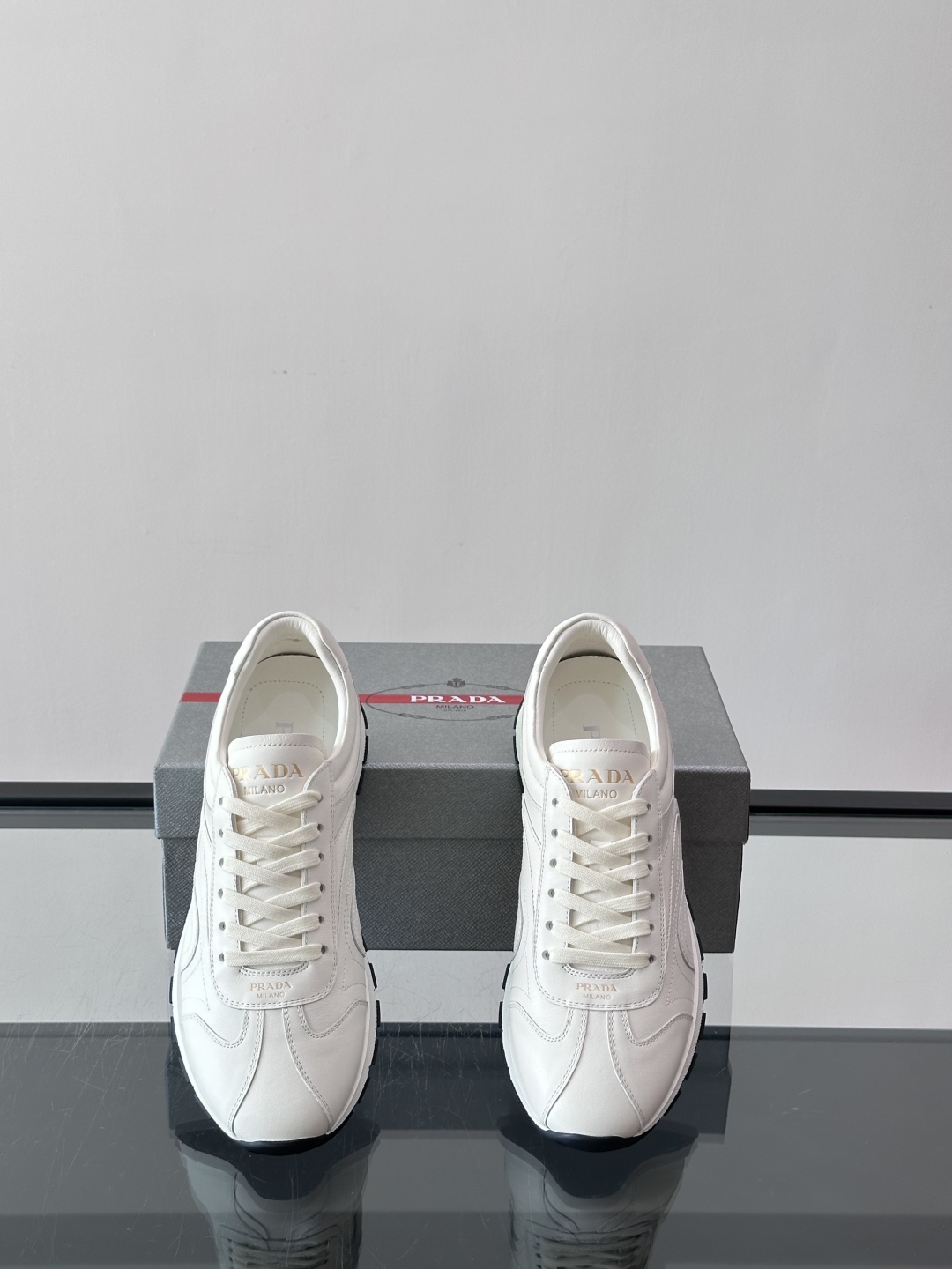 Prada/普拉达新款男士厚底休闲运动鞋，运动鞋低帮系带款 款式时尚大方 头层牛皮透气孔打造 柔软舒适透
