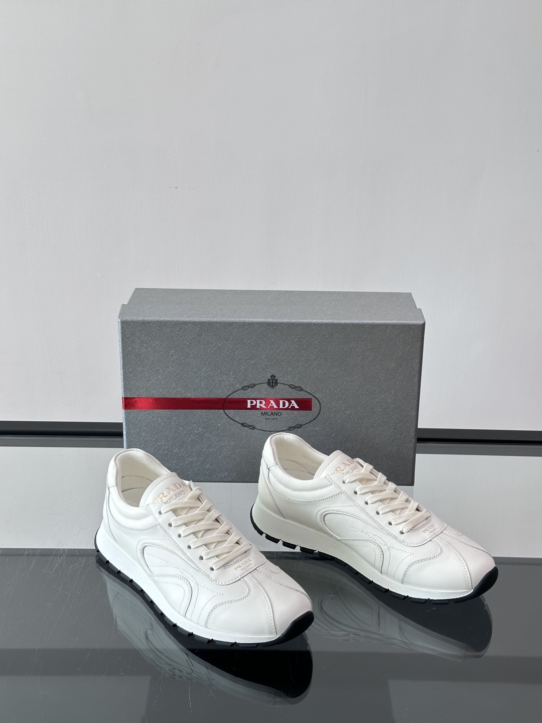 Prada/普拉达新款男士厚底休闲运动鞋，运动鞋低帮系带款 款式时尚大方 头层牛皮透气孔打造 柔软舒适透