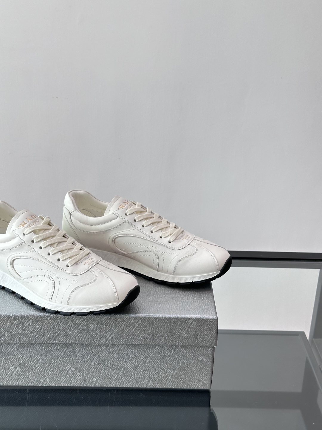 Prada/普拉达新款男士厚底休闲运动鞋，运动鞋低帮系带款 款式时尚大方 头层牛皮透气孔打造 柔软舒适透