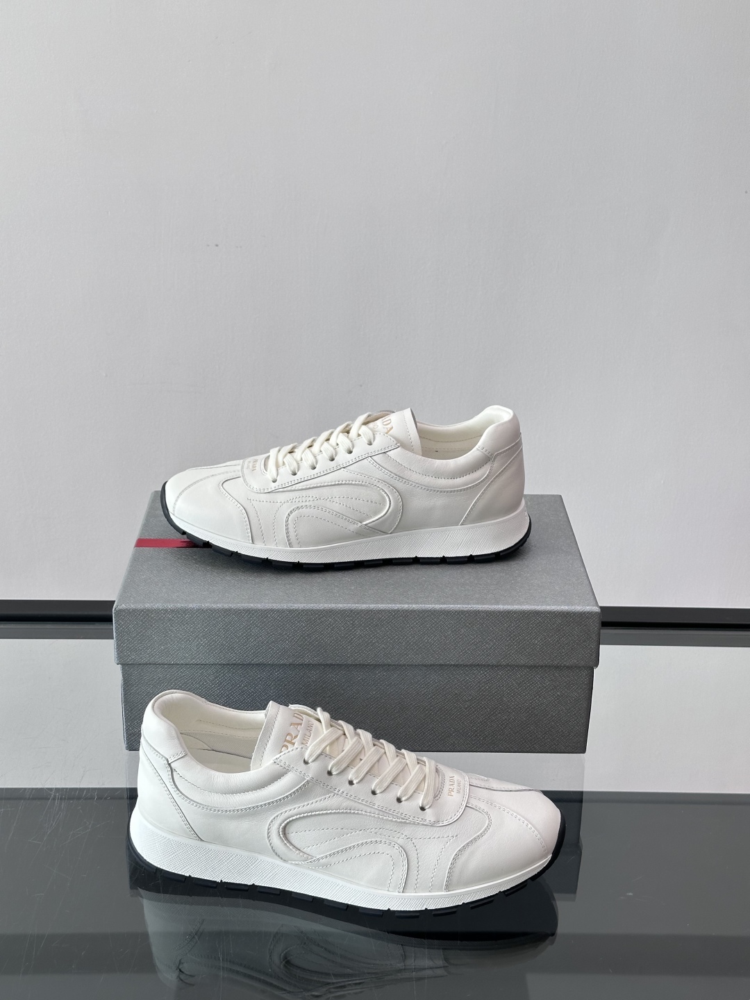 Prada/普拉达新款男士厚底休闲运动鞋，运动鞋低帮系带款 款式时尚大方 头层牛皮透气孔打造 柔软舒适透