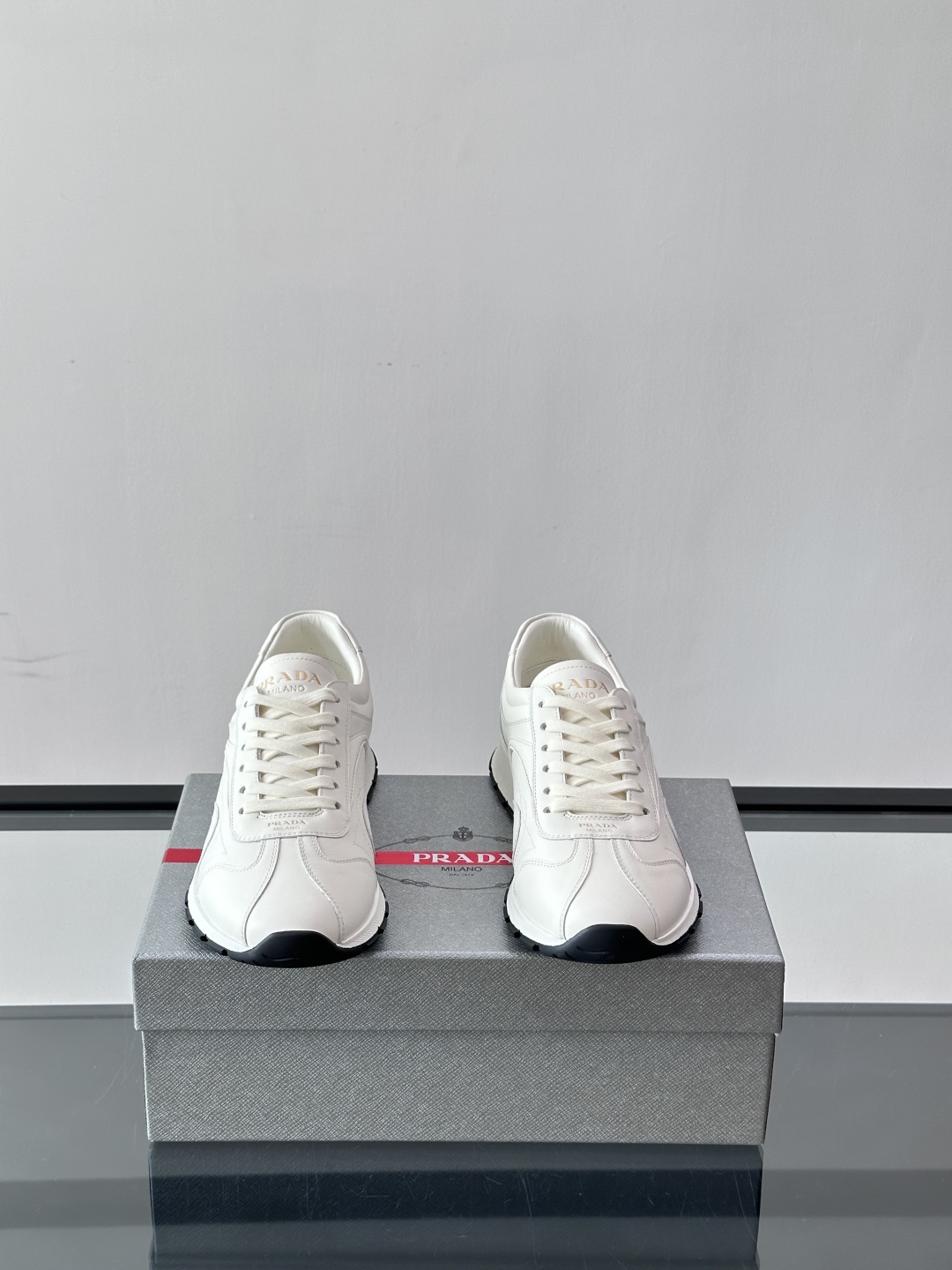 Prada/普拉达新款男士厚底休闲运动鞋，运动鞋低帮系带款 款式时尚大方 头层牛皮透气孔打造 柔软舒适透